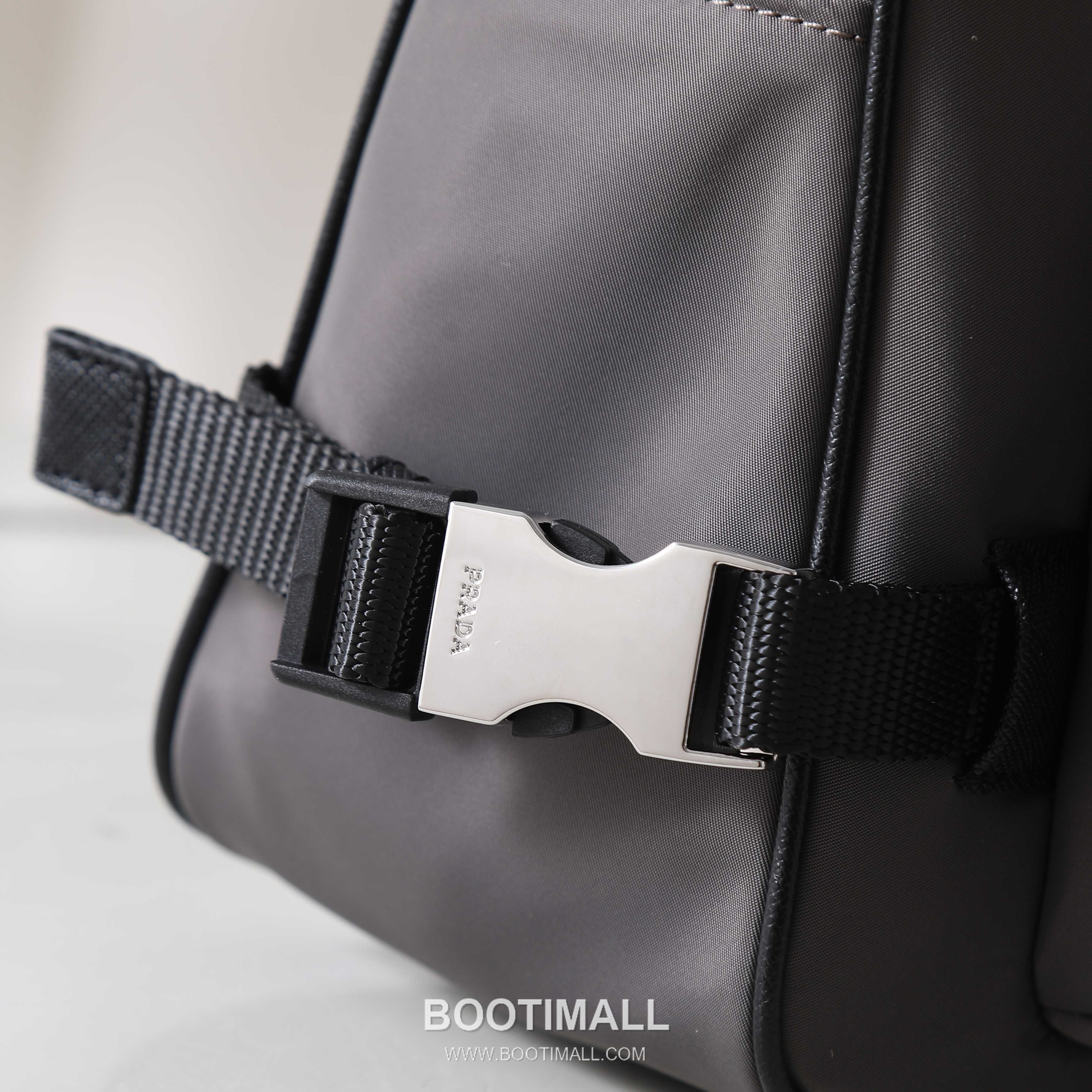 Prada Messenger Bag Re-Nylon, Saffiano Leather Trim Black 프라다 2VH192 메신저백 리나일론, 사피아노 레더 트리밍 블랙 28cm 5