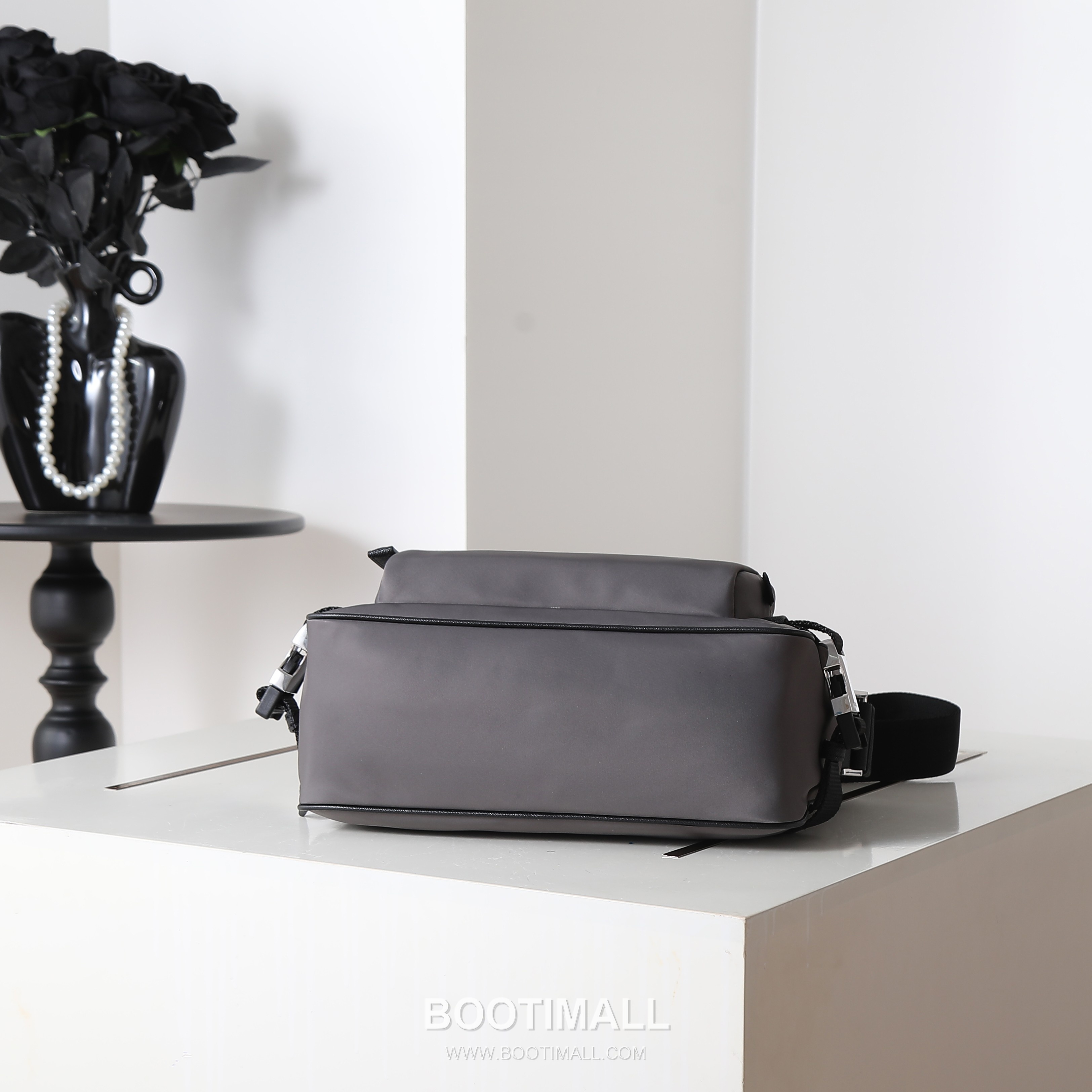 Prada Messenger Bag Re-Nylon, Saffiano Leather Trim Black 프라다 2VH192 메신저백 리나일론, 사피아노 레더 트리밍 블랙 28cm 7