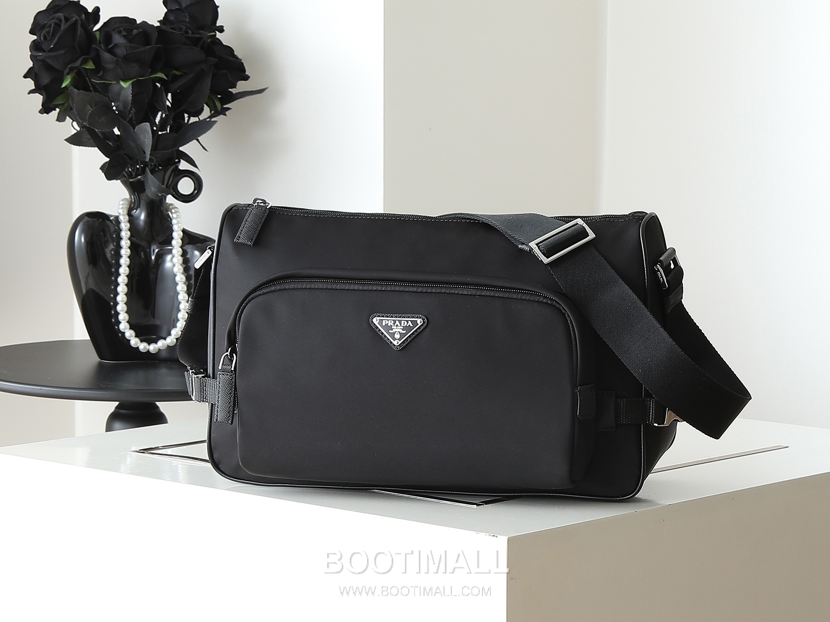 Prada Messenger Bag Re-Nylon, Saffiano Leather Black 프라다 2VH191 메신저백 라지 리나일론, 사피아노 레더 블랙 35cm 3