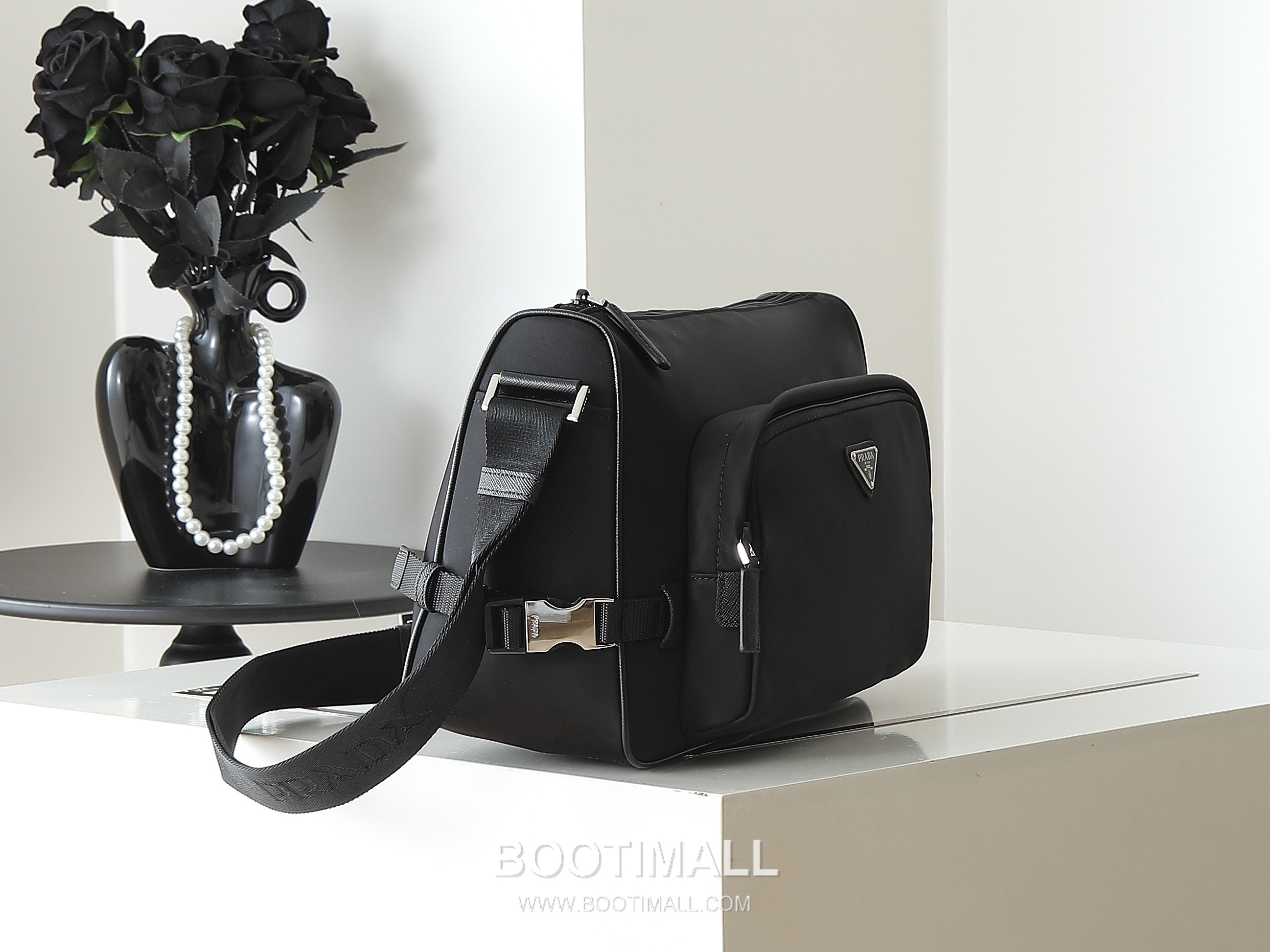 Prada Messenger Bag Re-Nylon, Saffiano Leather Black 프라다 2VH191 메신저백 라지 리나일론, 사피아노 레더 블랙 35cm 4