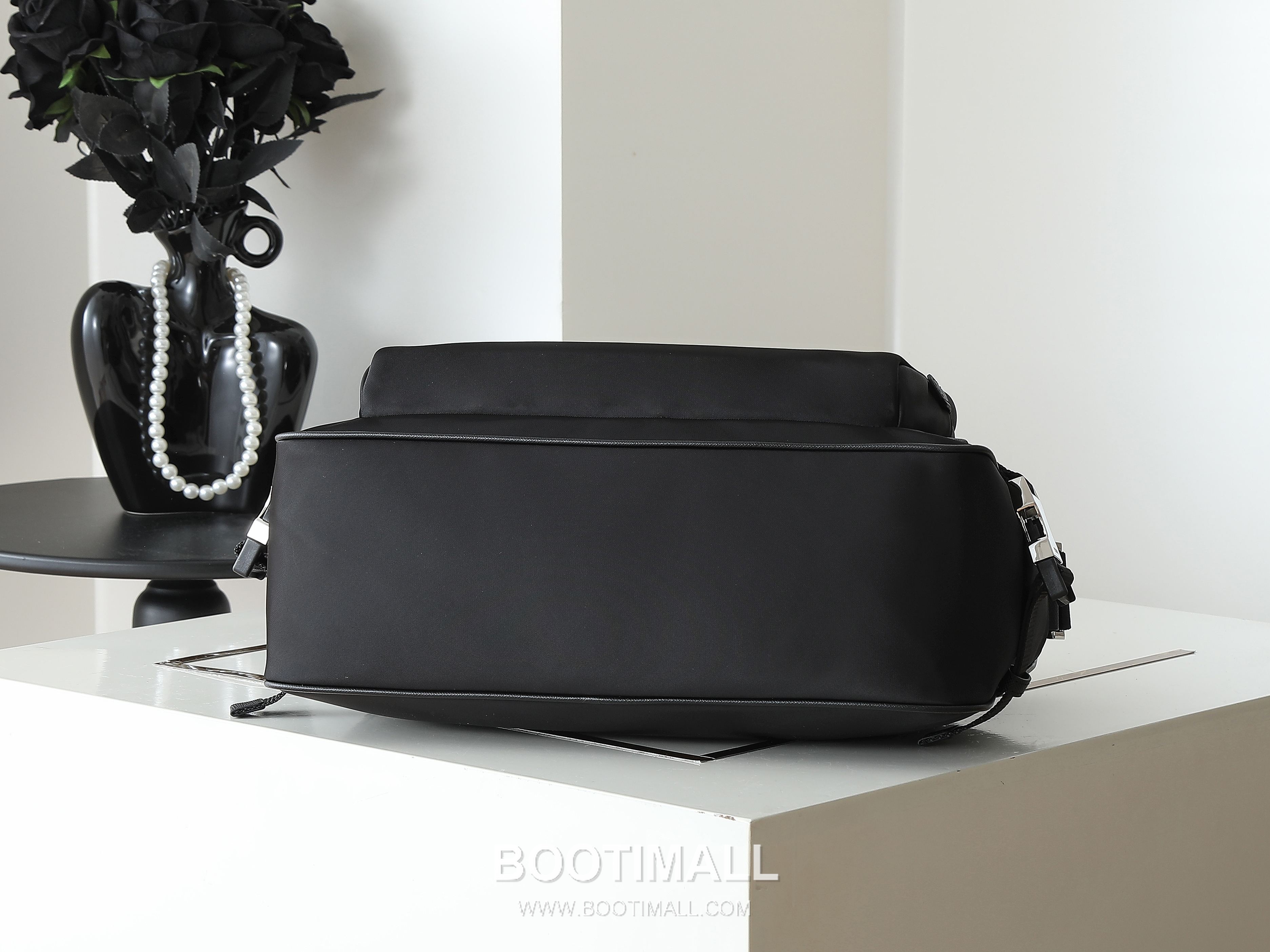 Prada Messenger Bag Re-Nylon, Saffiano Leather Black 프라다 2VH191 메신저백 라지 리나일론, 사피아노 레더 블랙 35cm 9