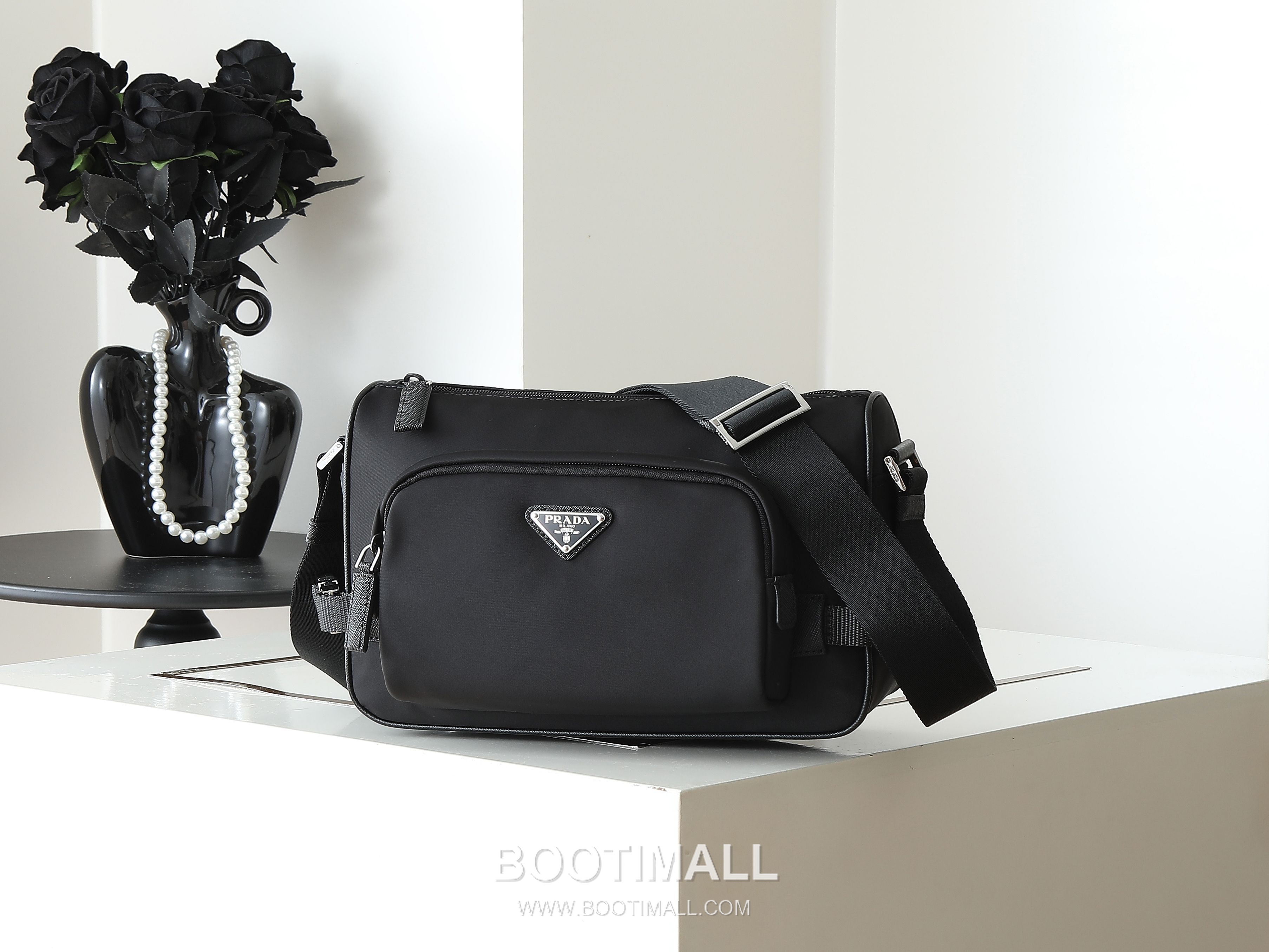 Prada Messenger Bag Re-Nylon, Saffiano Leather Trim Black 프라다 2VH192 메신저백 리나일론, 사피아노 레더 트리밍 블랙 28cm 2