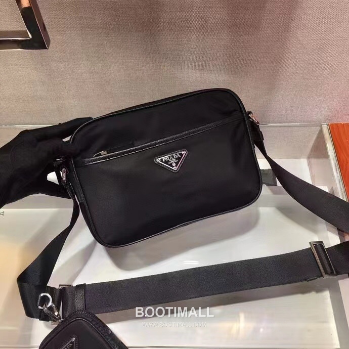 Prada Nylon Bag Nylon, Saffiano Leather Trim Black Crossbody Bag 프라다 2VH048 나일론 백 나일론, 사피아노 가죽 트리밍 블랙 크로스백 23cm 2