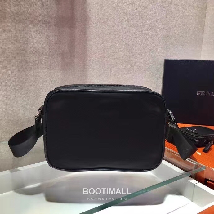 Prada Nylon Bag Nylon, Saffiano Leather Trim Black Crossbody Bag 프라다 2VH048 나일론 백 나일론, 사피아노 가죽 트리밍 블랙 크로스백 23cm 4