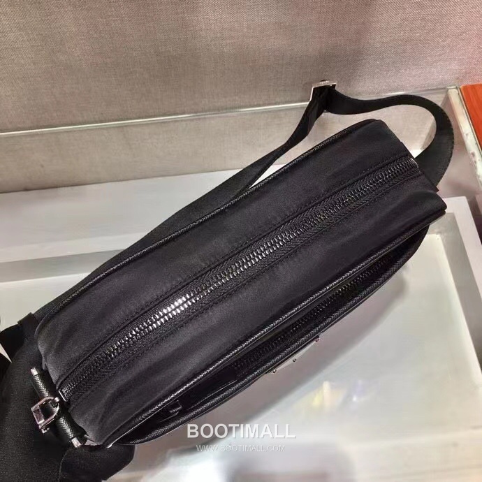 Prada Nylon Bag Nylon, Saffiano Leather Trim Black Crossbody Bag 프라다 2VH048 나일론 백 나일론, 사피아노 가죽 트리밍 블랙 크로스백 23cm 6