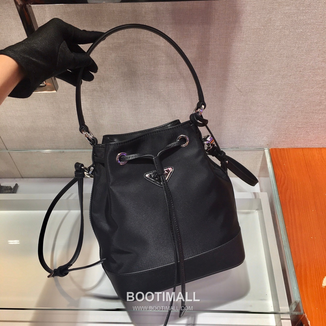 Fendi Nylon Bucket Bag Nylon, Cross-Grain Cowhide Leather Black 펜디 나일론 버킷백 나일론, 크로스그레인 소가죽 블랙 24cm 3