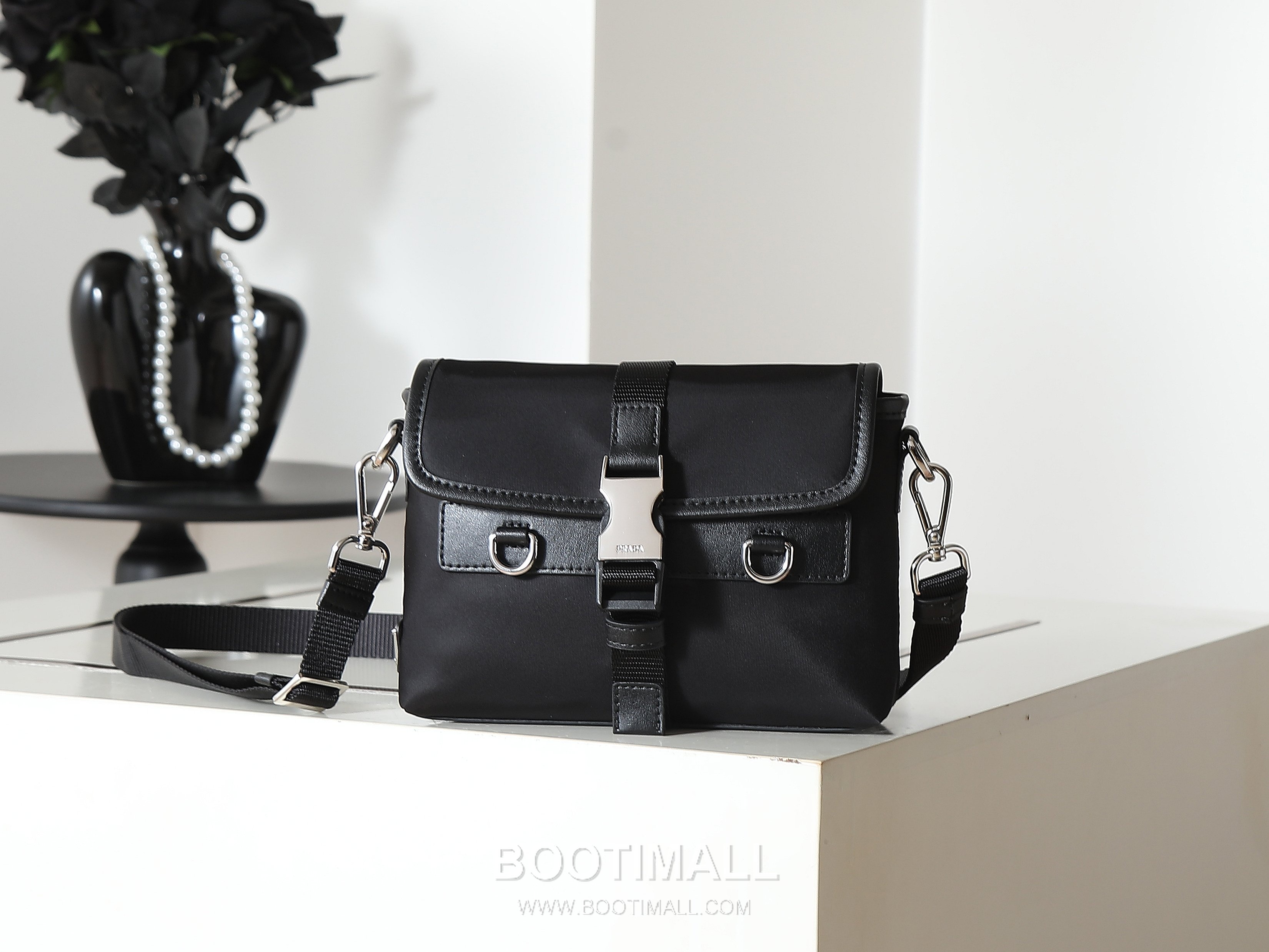 Prada Re-Nylon Phone Bag Re-Nylon, Leather Trim Black 프라다 리나일론 폰백 2ZT071 리나일론, 소가죽 트리밍 블랙 19cm 1