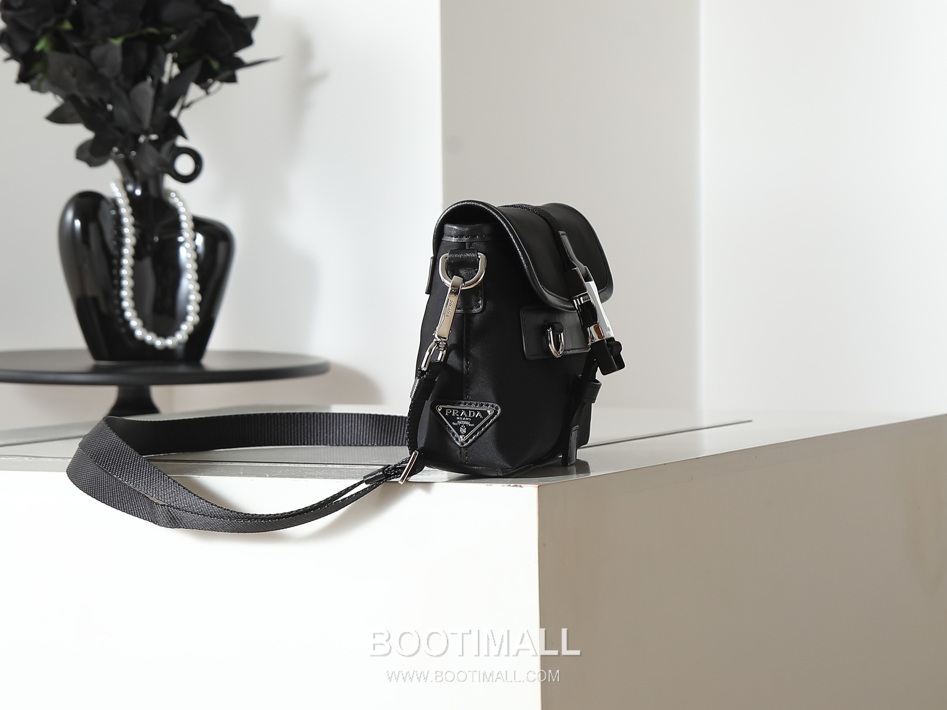 Prada Re-Nylon Phone Bag Re-Nylon, Leather Trim Black 프라다 리나일론 폰백 2ZT071 리나일론, 소가죽 트리밍 블랙 19cm 2