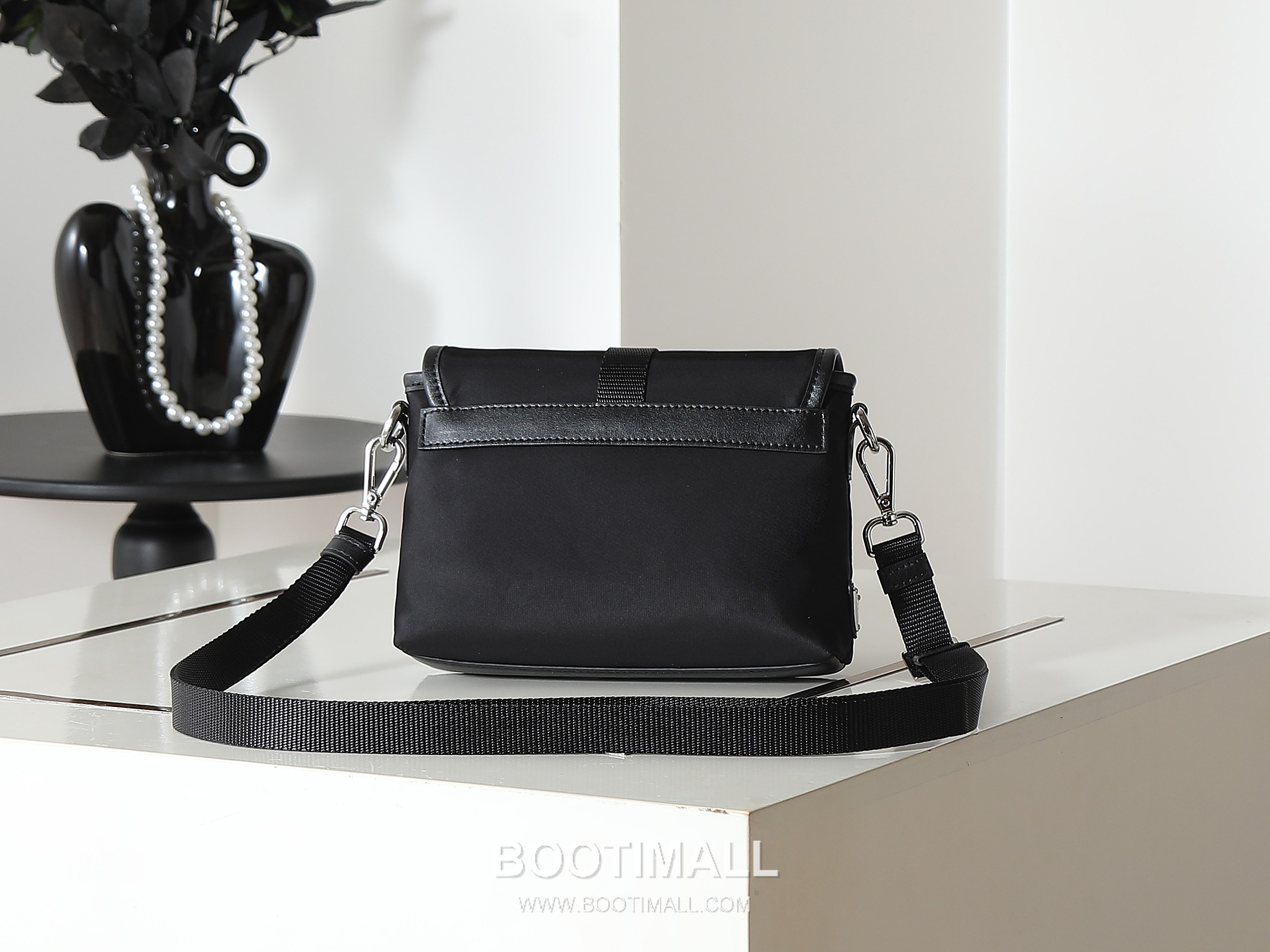 Prada Re-Nylon Phone Bag Re-Nylon, Leather Trim Black 프라다 리나일론 폰백 2ZT071 리나일론, 소가죽 트리밍 블랙 19cm 3