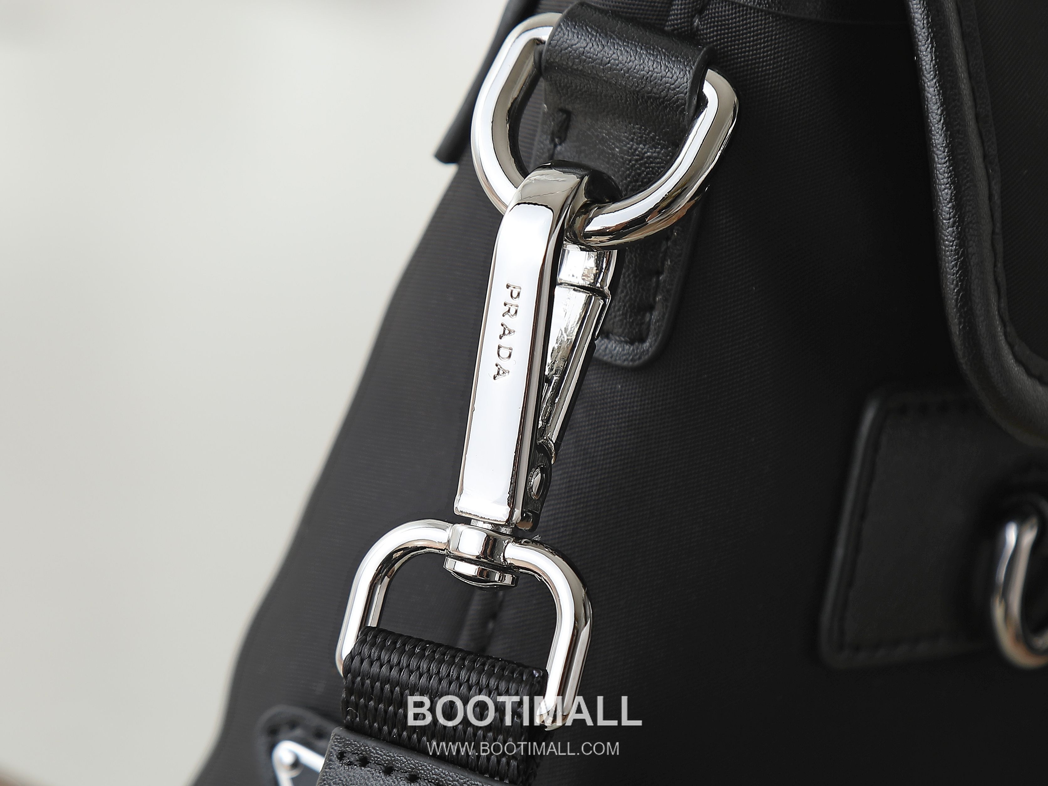 Prada Re-Nylon Phone Bag Re-Nylon, Leather Trim Black 프라다 리나일론 폰백 2ZT071 리나일론, 소가죽 트리밍 블랙 19cm 4