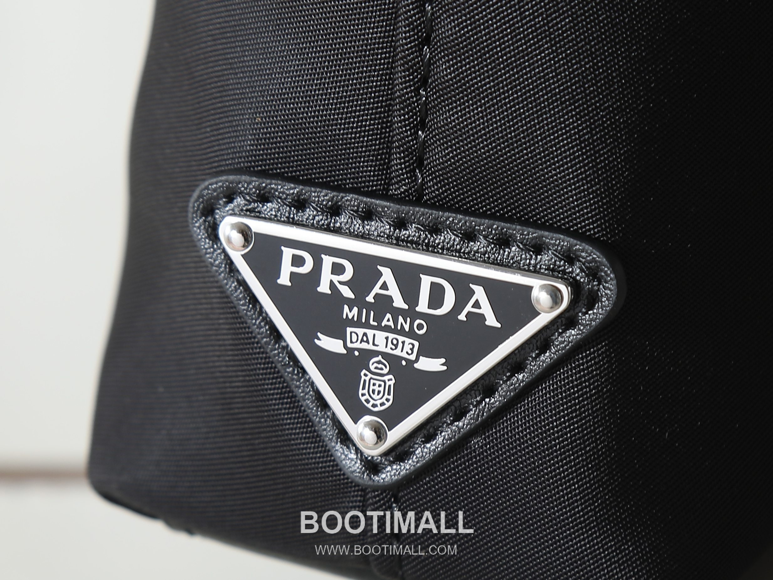 Prada Re-Nylon Phone Bag Re-Nylon, Leather Trim Black 프라다 리나일론 폰백 2ZT071 리나일론, 소가죽 트리밍 블랙 19cm 5