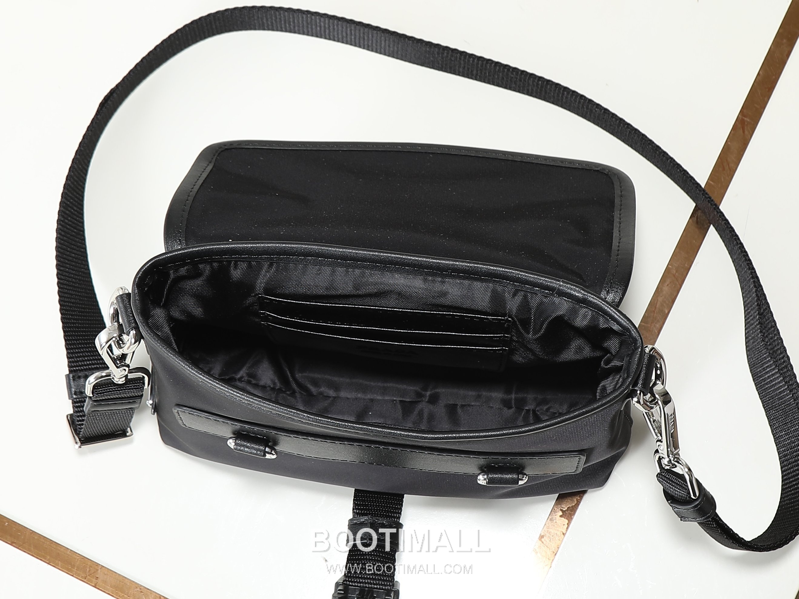 Prada Re-Nylon Phone Bag Re-Nylon, Leather Trim Black 프라다 리나일론 폰백 2ZT071 리나일론, 소가죽 트리밍 블랙 19cm 8