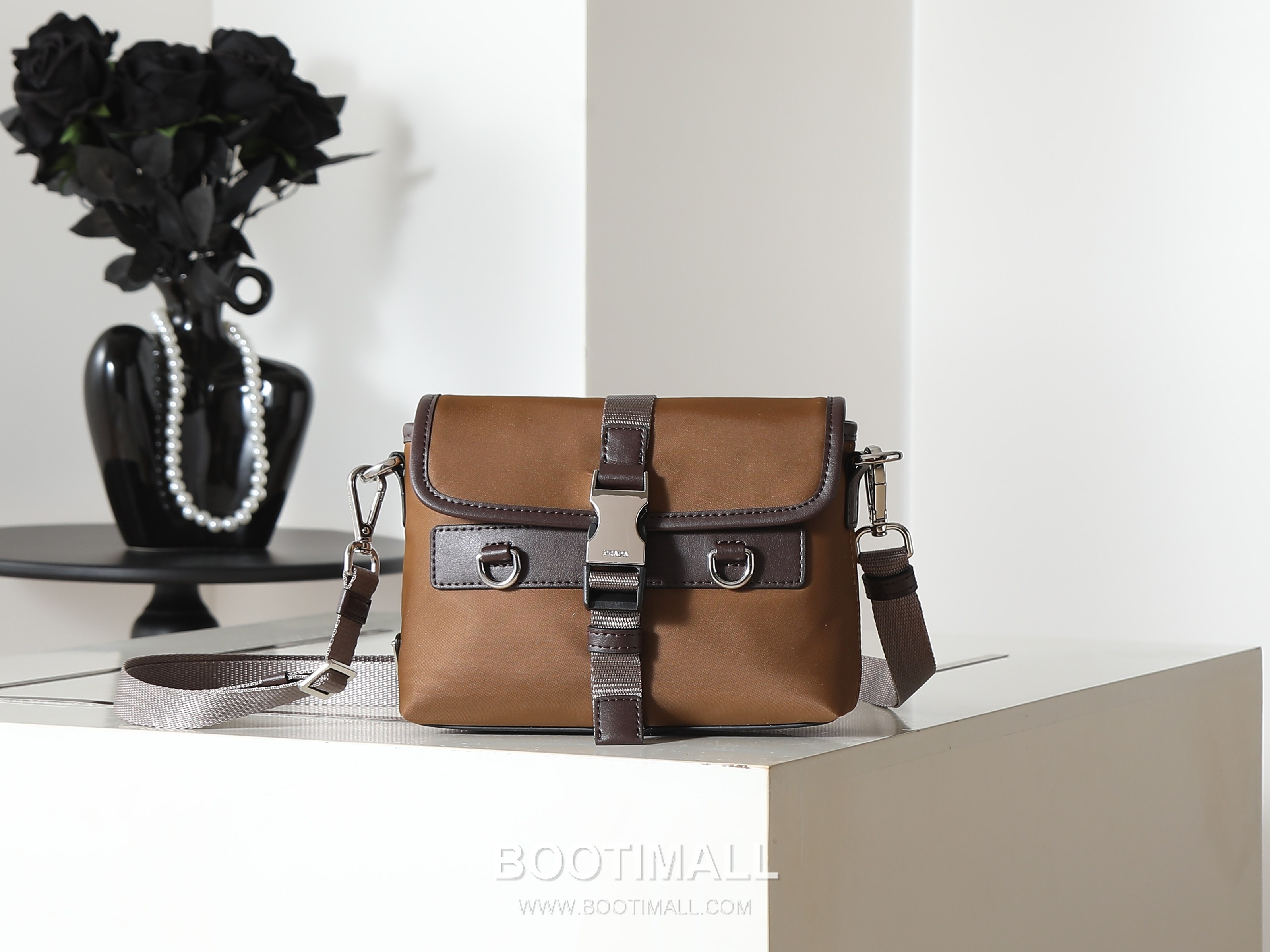 Prada Re-Nylon Phone Bag Re-Nylon, Leather Trim Black 프라다 리나일론 폰백 2ZT071 리나일론, 소가죽 트리밍 블랙 19cm 1