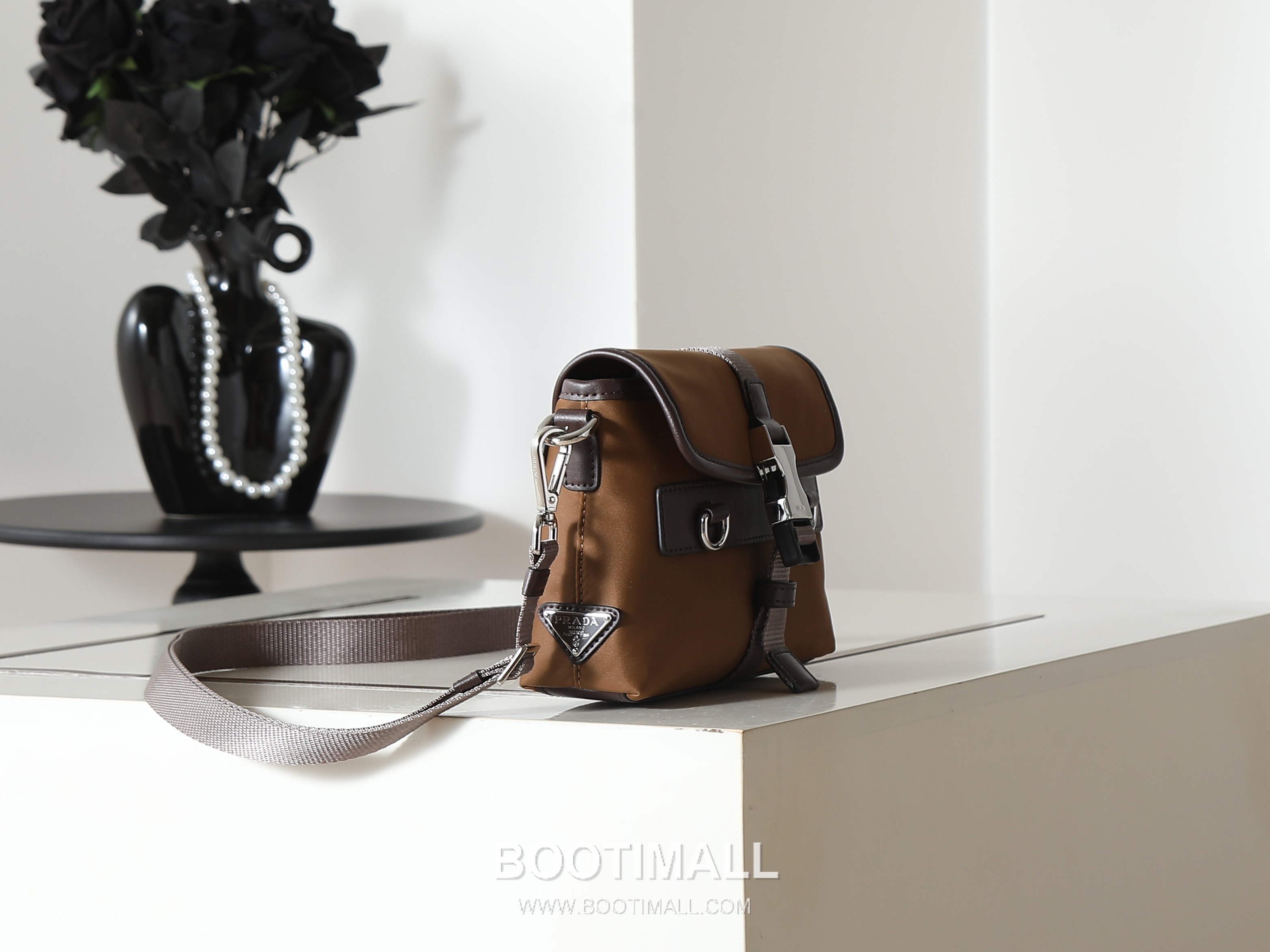 Prada Re-Nylon Phone Bag Re-Nylon, Leather Trim Black 프라다 리나일론 폰백 2ZT071 리나일론, 소가죽 트리밍 블랙 19cm 2