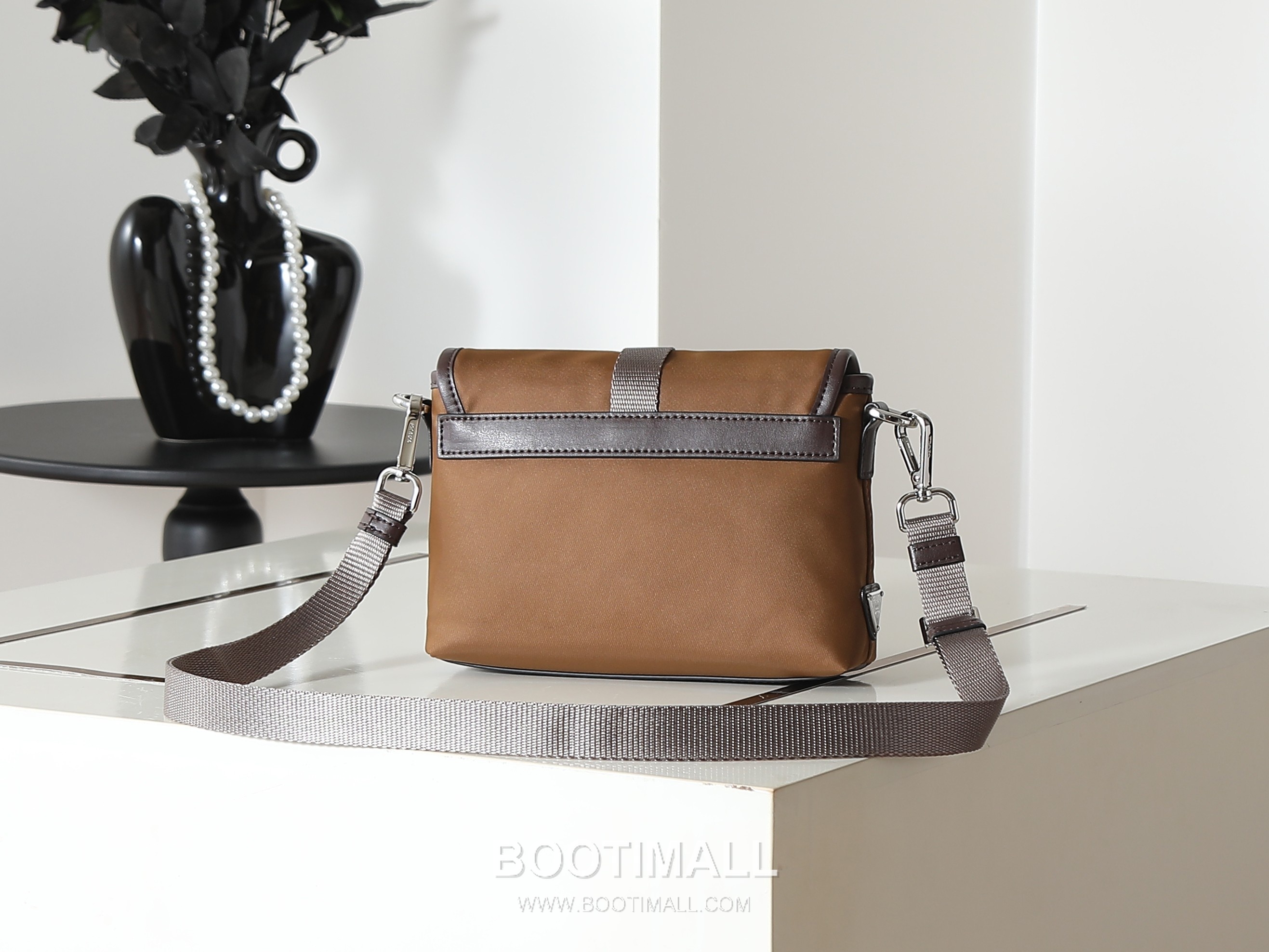 Prada Re-Nylon Phone Bag Re-Nylon, Leather Trim Black 프라다 리나일론 폰백 2ZT071 리나일론, 소가죽 트리밍 블랙 19cm 3