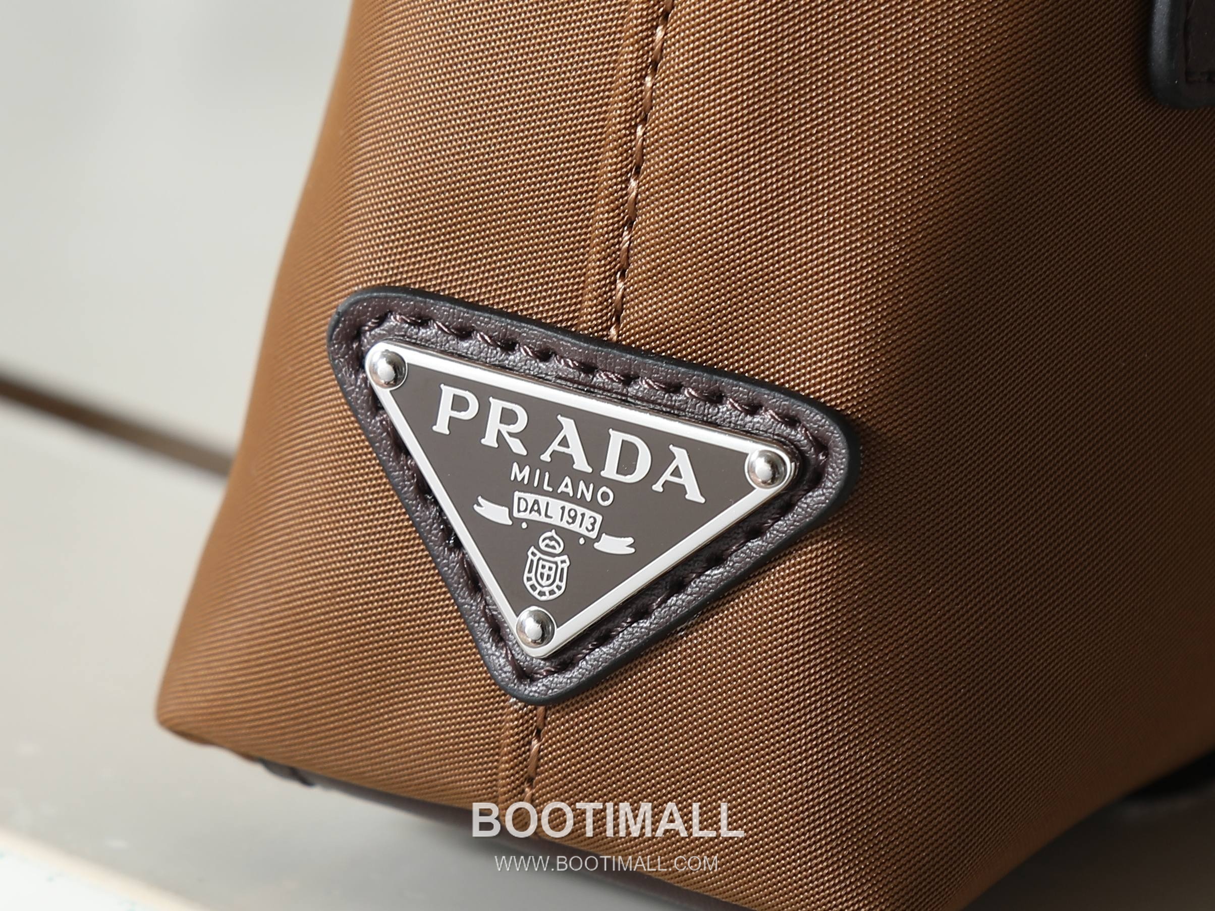 Prada Re-Nylon Phone Bag Re-Nylon, Leather Trim Black 프라다 리나일론 폰백 2ZT071 리나일론, 소가죽 트리밍 블랙 19cm 6