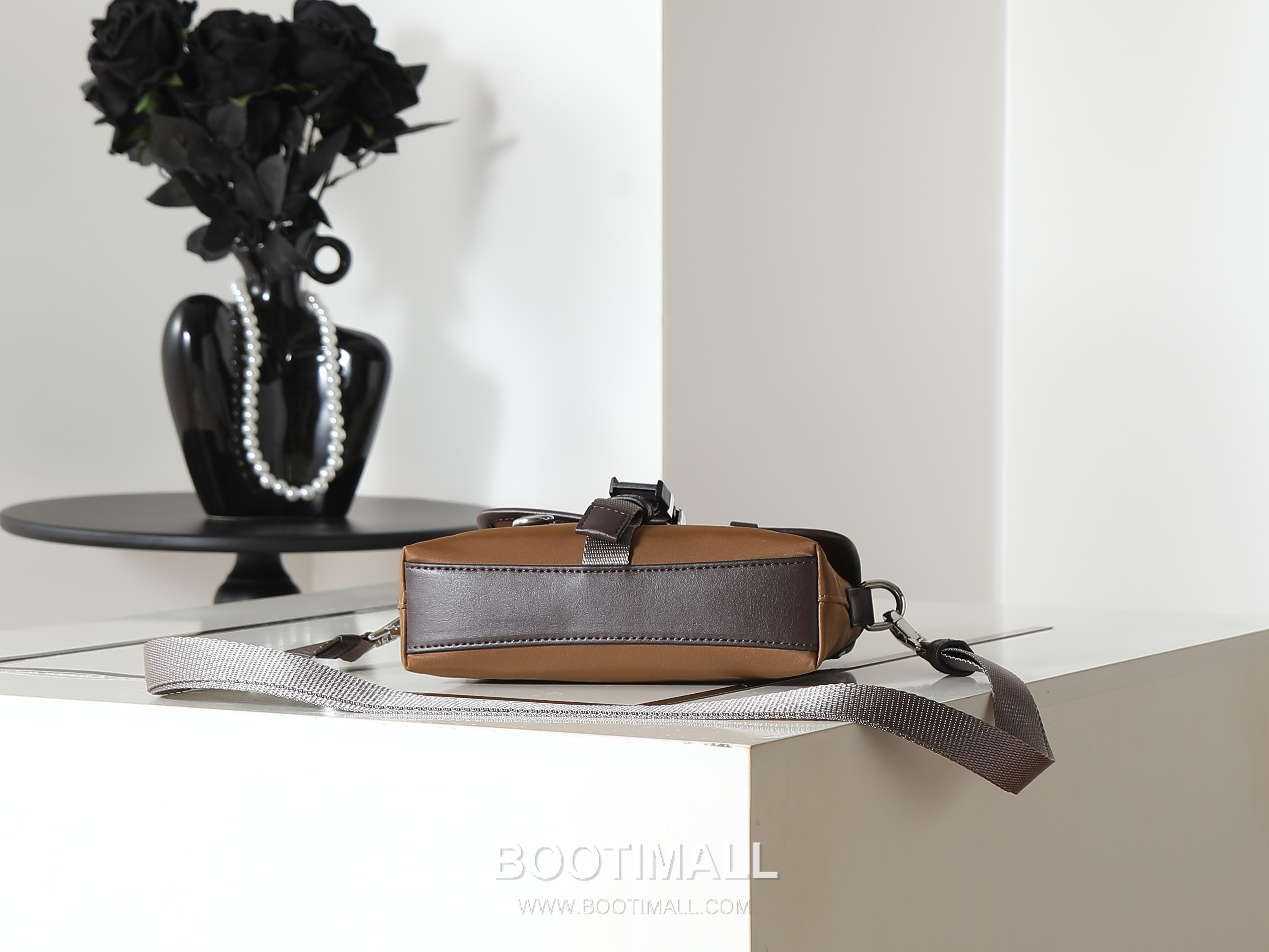 Prada Re-Nylon Phone Bag Re-Nylon, Leather Trim Black 프라다 리나일론 폰백 2ZT071 리나일론, 소가죽 트리밍 블랙 19cm 7