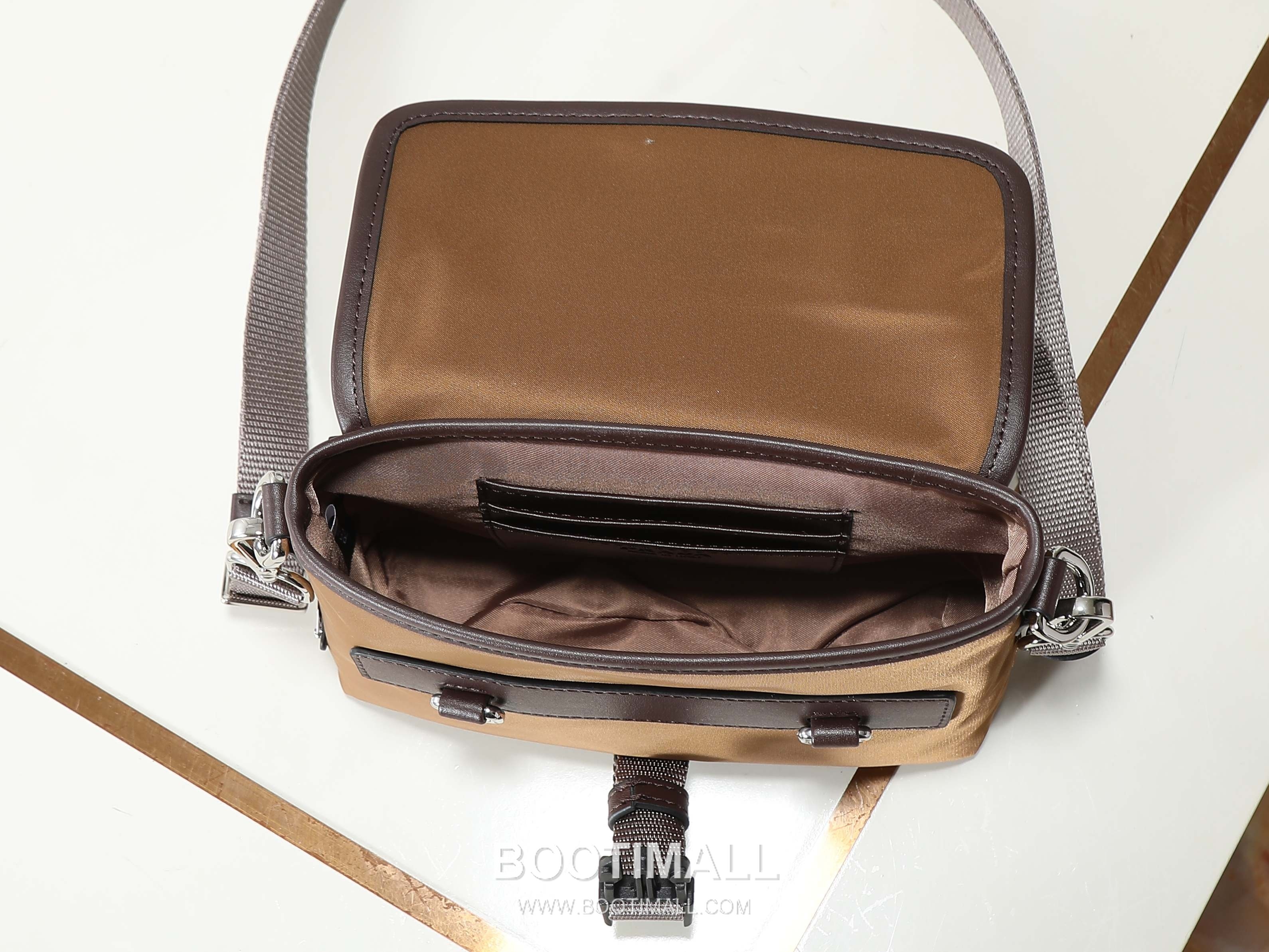 Prada Re-Nylon Phone Bag Re-Nylon, Leather Trim Black 프라다 리나일론 폰백 2ZT071 리나일론, 소가죽 트리밍 블랙 19cm 8