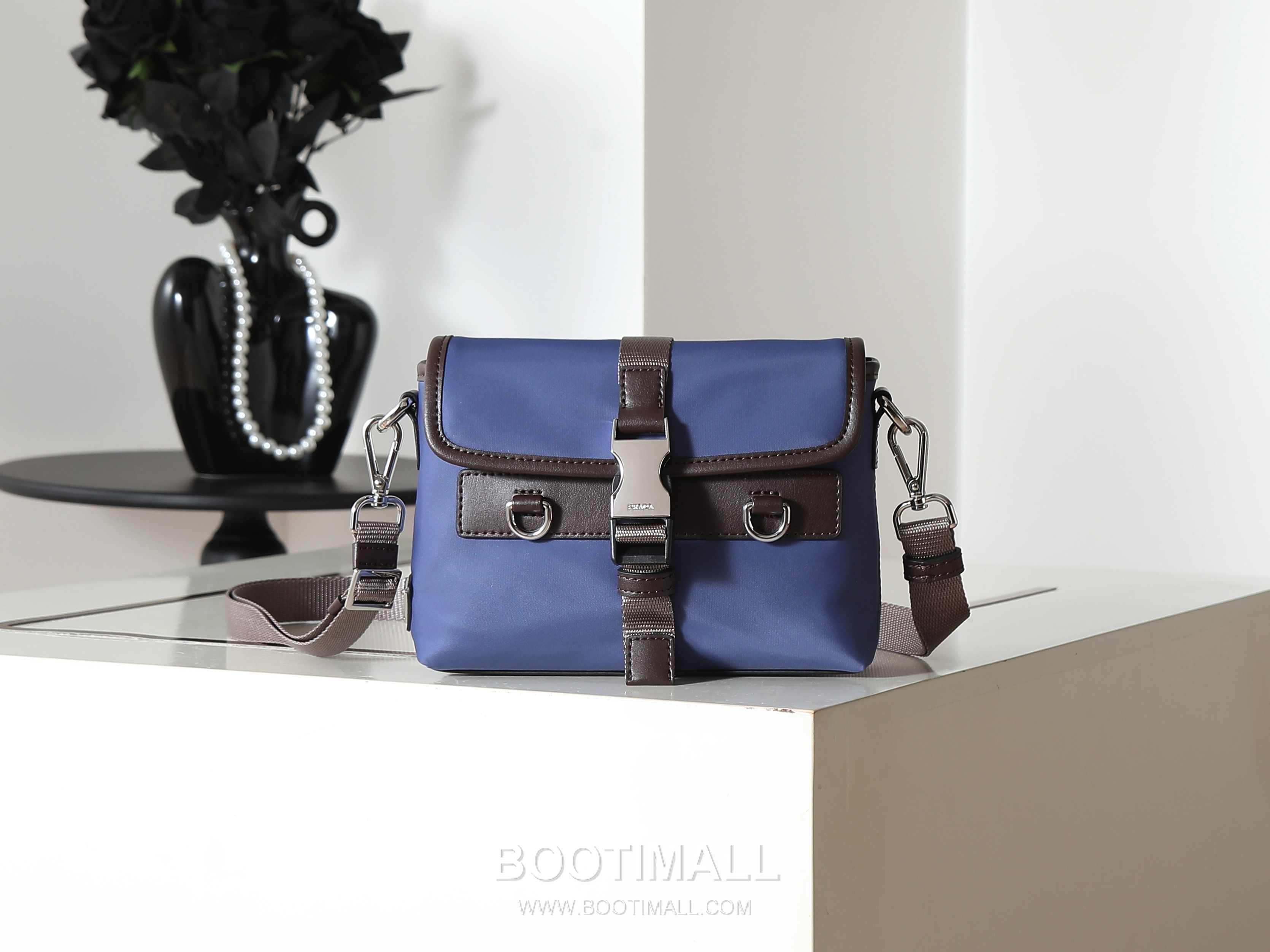 Prada Re-Nylon Phone Bag Re-Nylon, Leather Trim Black 프라다 리나일론 폰백 2ZT071 리나일론, 소가죽 트리밍 블랙 19cm 1