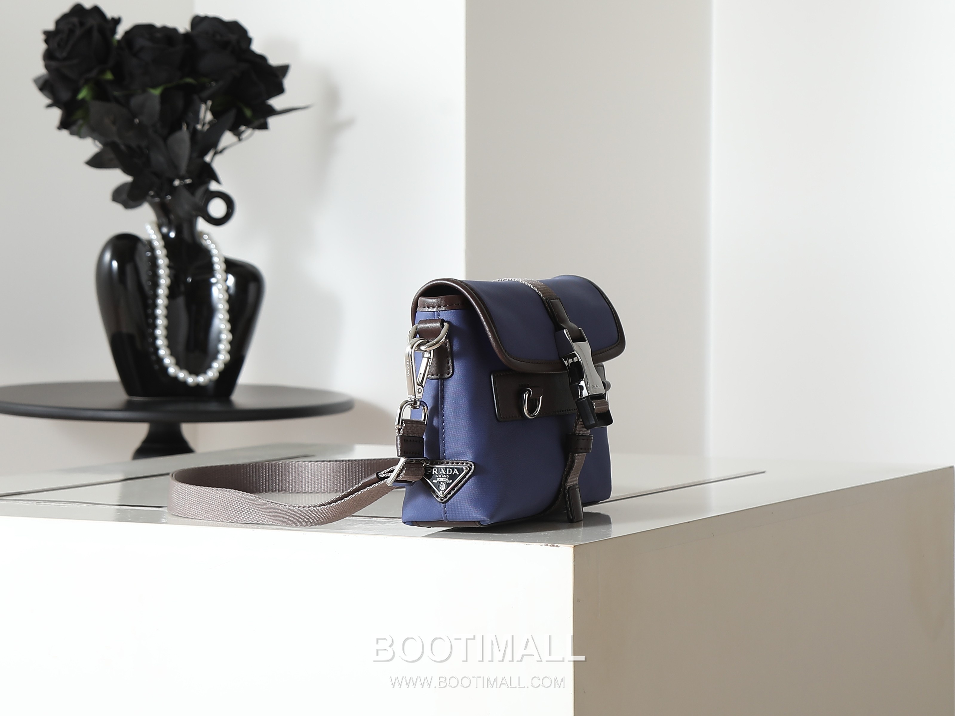 Prada Re-Nylon Phone Bag Re-Nylon, Leather Trim Black 프라다 리나일론 폰백 2ZT071 리나일론, 소가죽 트리밍 블랙 19cm 2