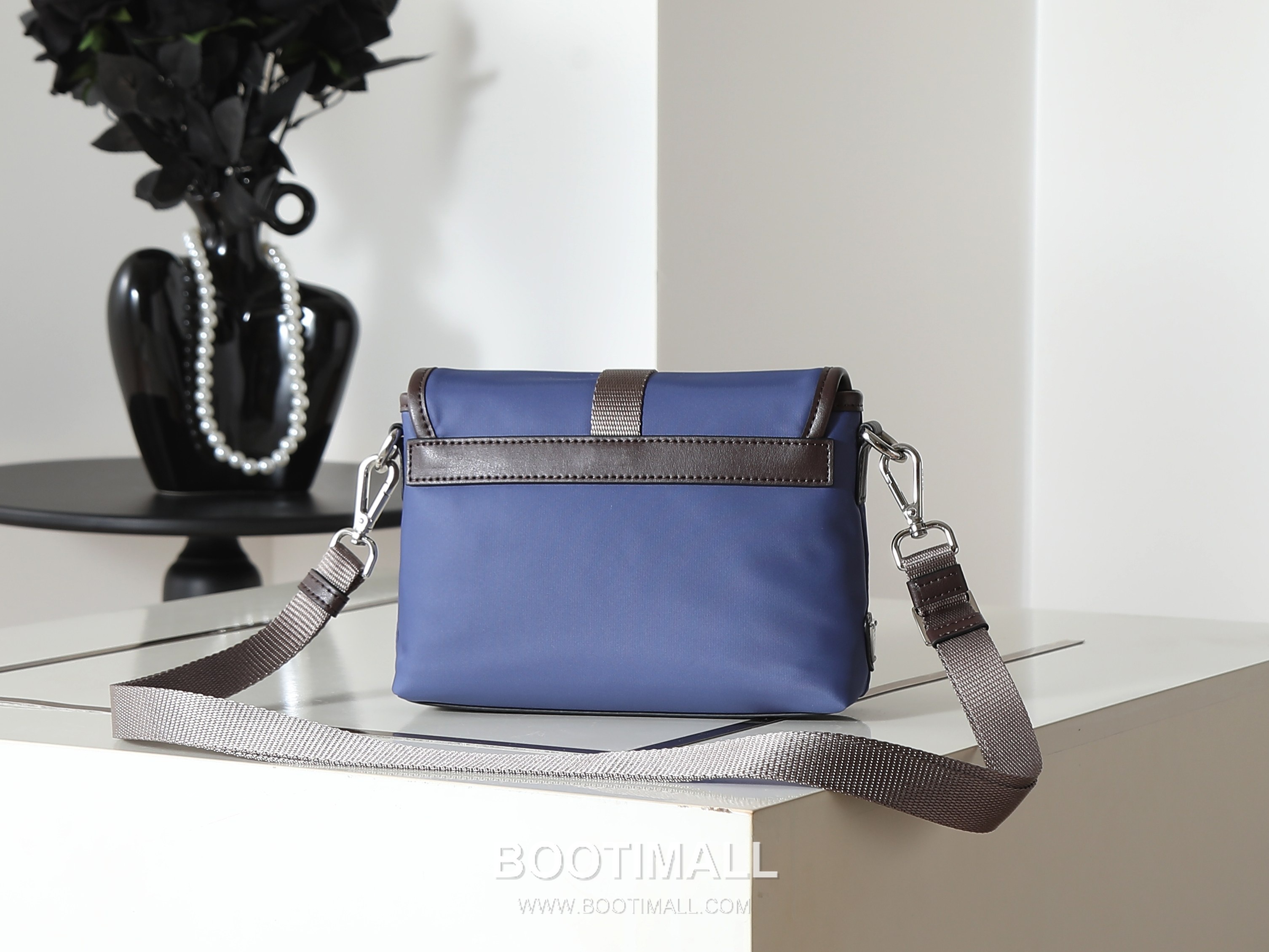 Prada Re-Nylon Phone Bag Re-Nylon, Leather Trim Black 프라다 리나일론 폰백 2ZT071 리나일론, 소가죽 트리밍 블랙 19cm 3