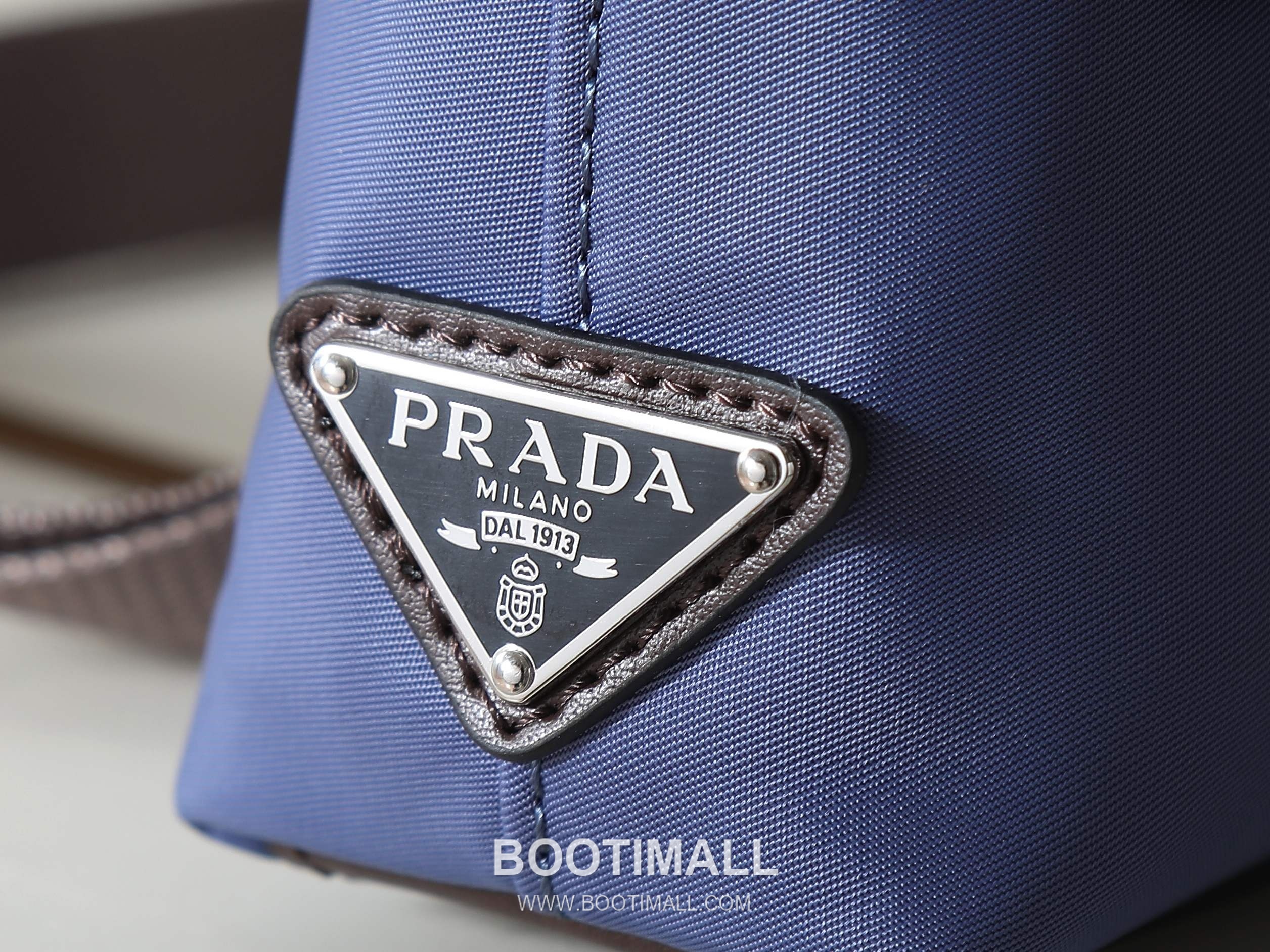 Prada Re-Nylon Phone Bag Re-Nylon, Leather Trim Black 프라다 리나일론 폰백 2ZT071 리나일론, 소가죽 트리밍 블랙 19cm 4