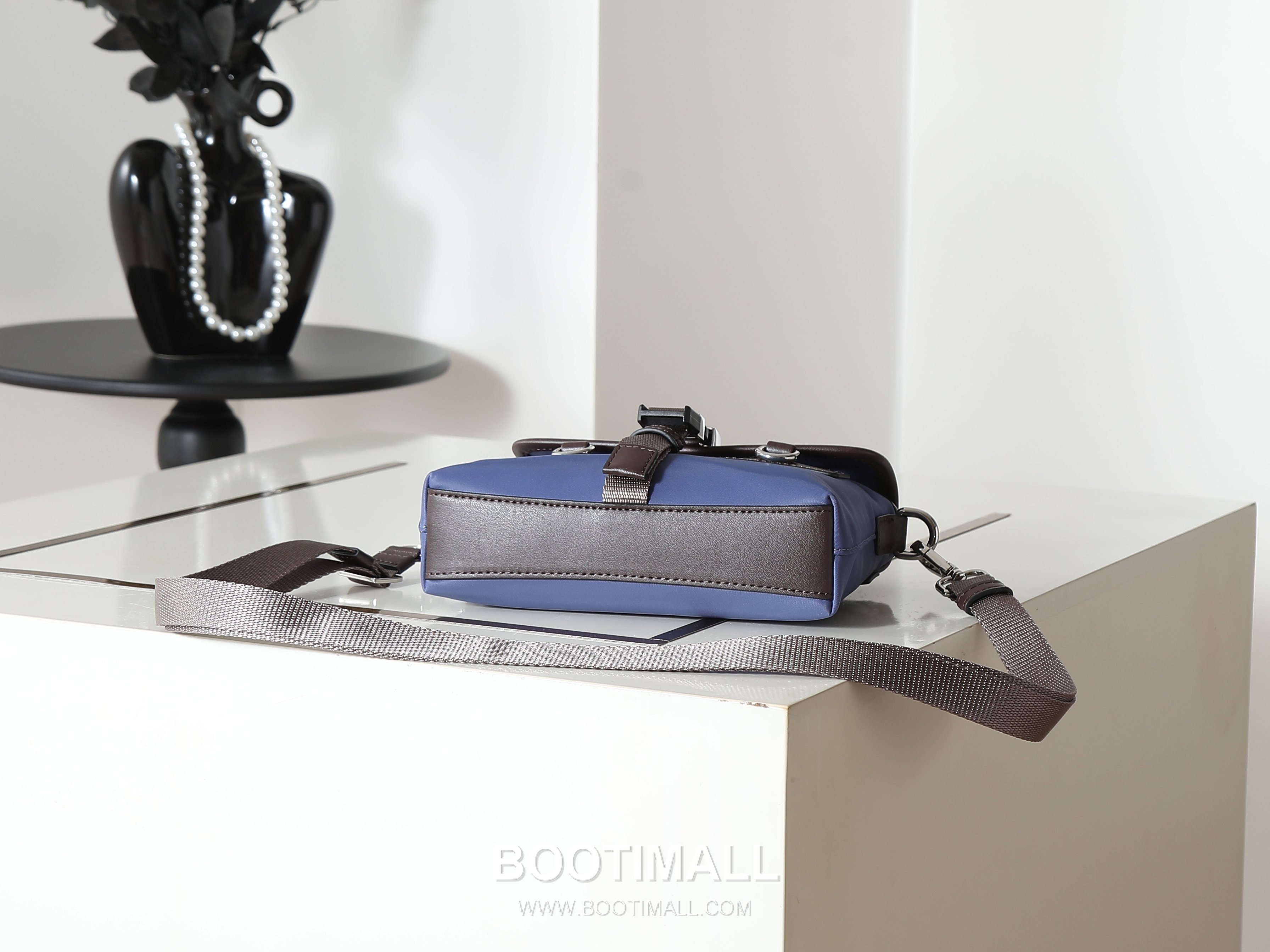 Prada Re-Nylon Phone Bag Re-Nylon, Leather Trim Black 프라다 리나일론 폰백 2ZT071 리나일론, 소가죽 트리밍 블랙 19cm 7