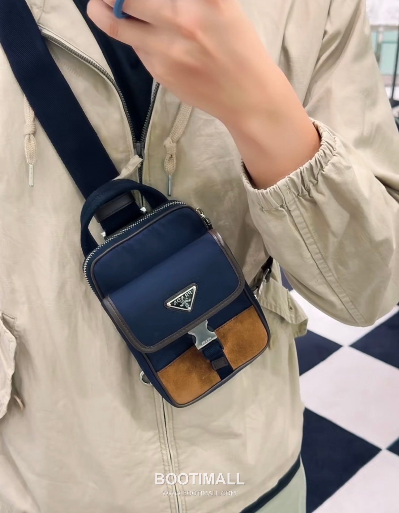 Prada Smartphone Chest Bag Re-Nylon, Saffiano Leather Black 프라다 스마트폰 체스트백 2ZH194 리나일론, 사피아노 레더 블랙 17cm 2