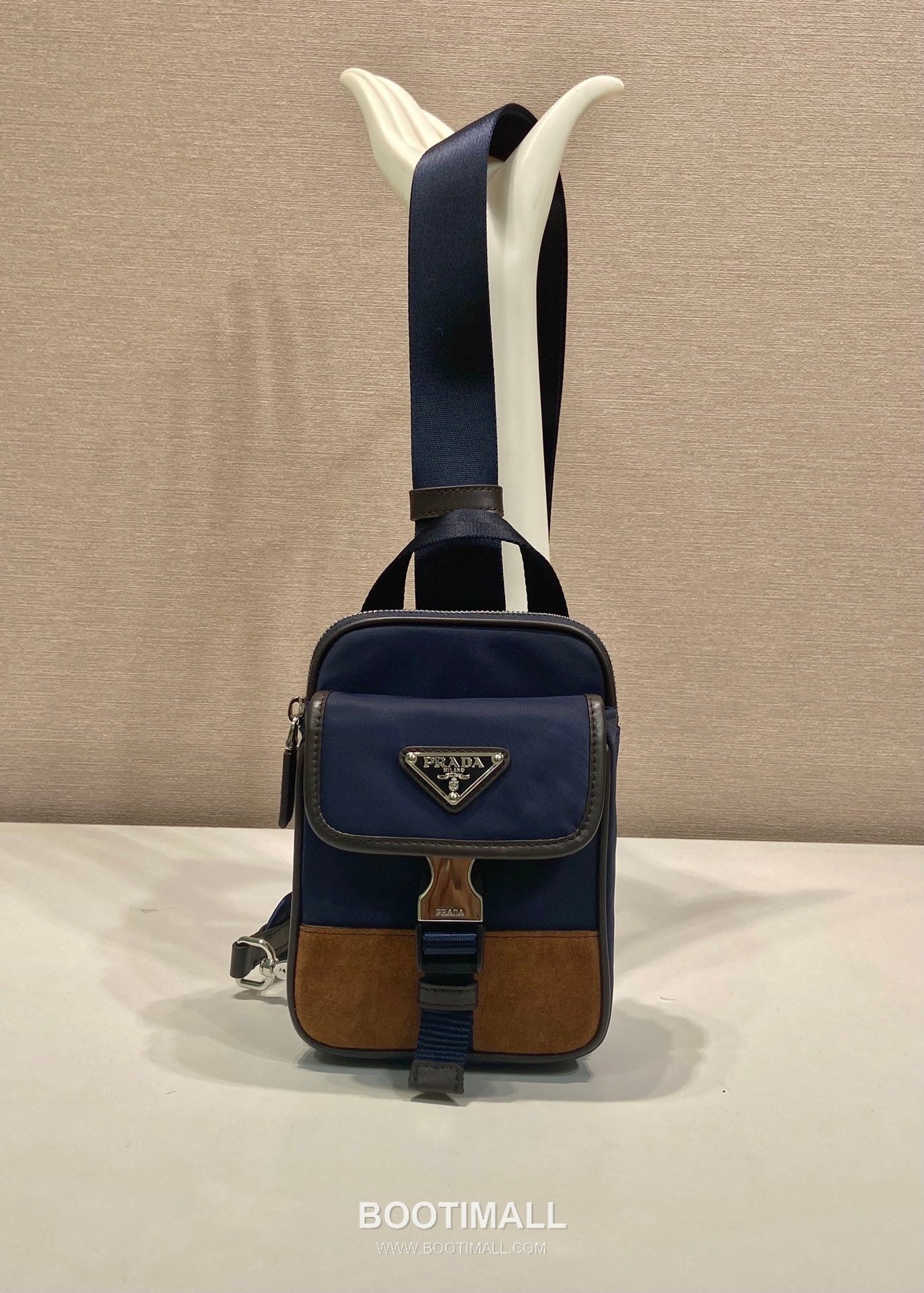 Prada Smartphone Chest Bag Re-Nylon, Saffiano Leather Black 프라다 스마트폰 체스트백 2ZH194 리나일론, 사피아노 레더 블랙 17cm 3