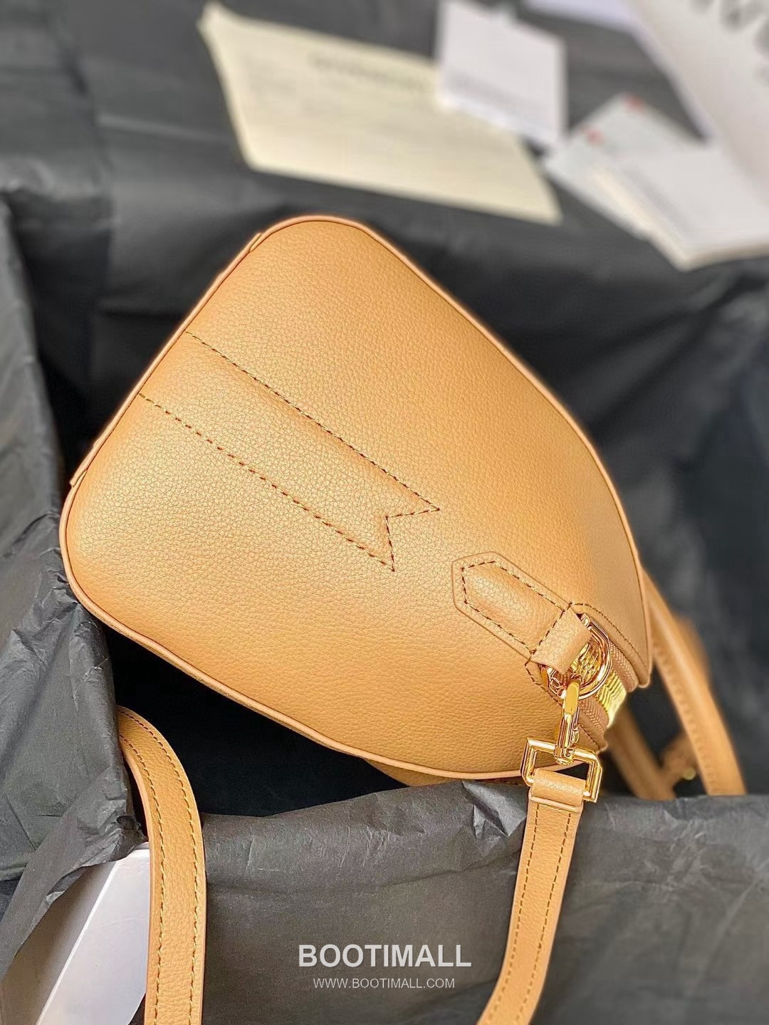 Givenchy Antigona Tote Small Grained Calfskin Black Tote Bag 지방시 안티고나 토트 스몰 그레인드 카프스킨 블랙 토트백 23cm 3