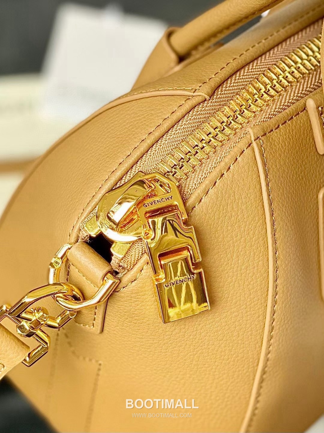 Givenchy Antigona Tote Small Grained Calfskin Black Tote Bag 지방시 안티고나 토트 스몰 그레인드 카프스킨 블랙 토트백 23cm 7