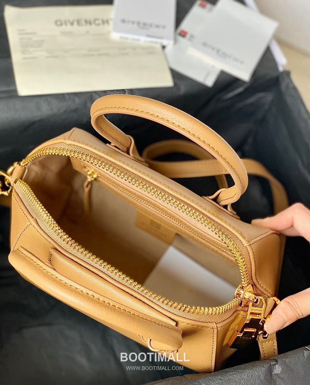 Givenchy Antigona Tote Small Grained Calfskin Black Tote Bag 지방시 안티고나 토트 스몰 그레인드 카프스킨 블랙 토트백 23cm 8