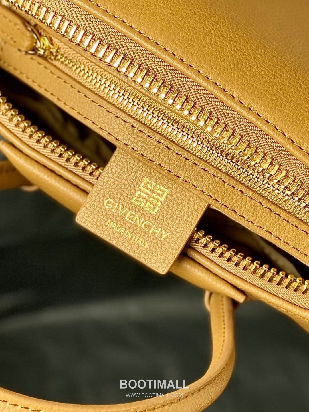 Givenchy Antigona Tote Small Grained Calfskin Black Tote Bag 지방시 안티고나 토트 스몰 그레인드 카프스킨 블랙 토트백 23cm 9