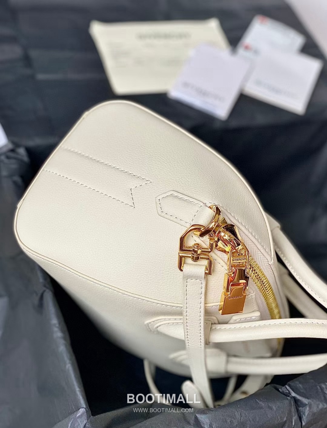 Givenchy Antigona Tote Small Grained Calfskin Black Tote Bag 지방시 안티고나 토트 스몰 그레인드 카프스킨 블랙 토트백 23cm 3