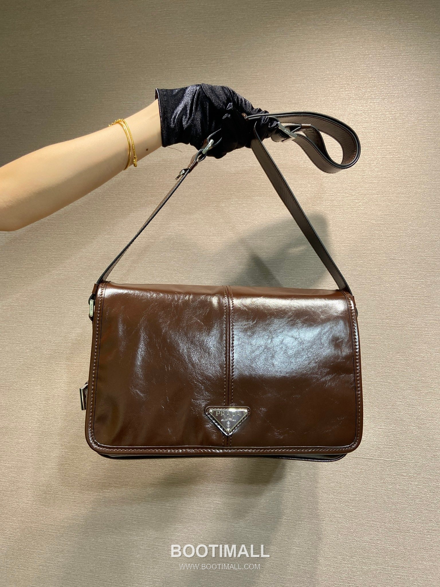 Prada Messenger Bag Waxed Leather Black 프라다 2VD073 메신저백 왁스 레더 블랙 30cm 1