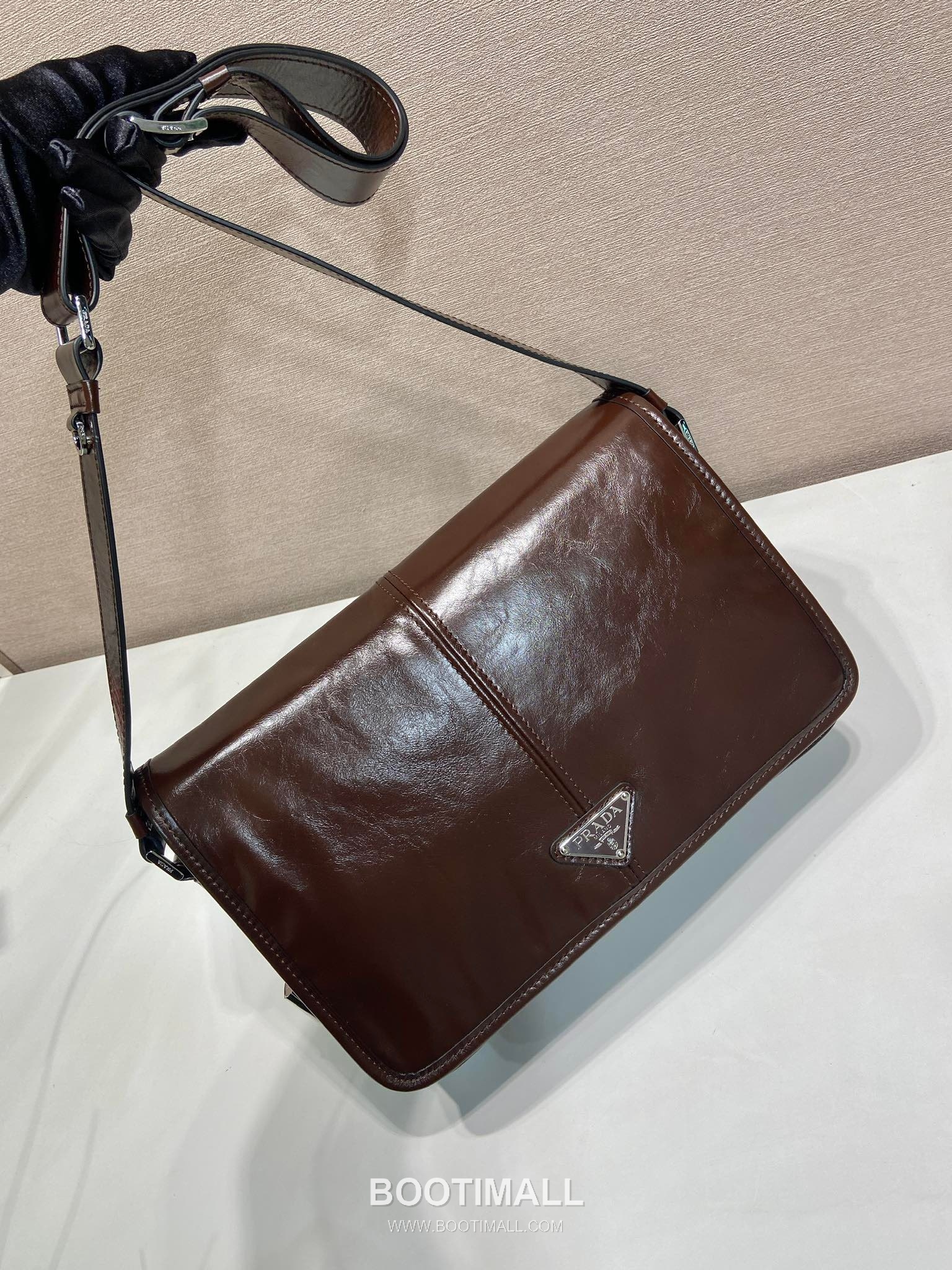 Prada Messenger Bag Waxed Leather Black 프라다 2VD073 메신저백 왁스 레더 블랙 30cm 4