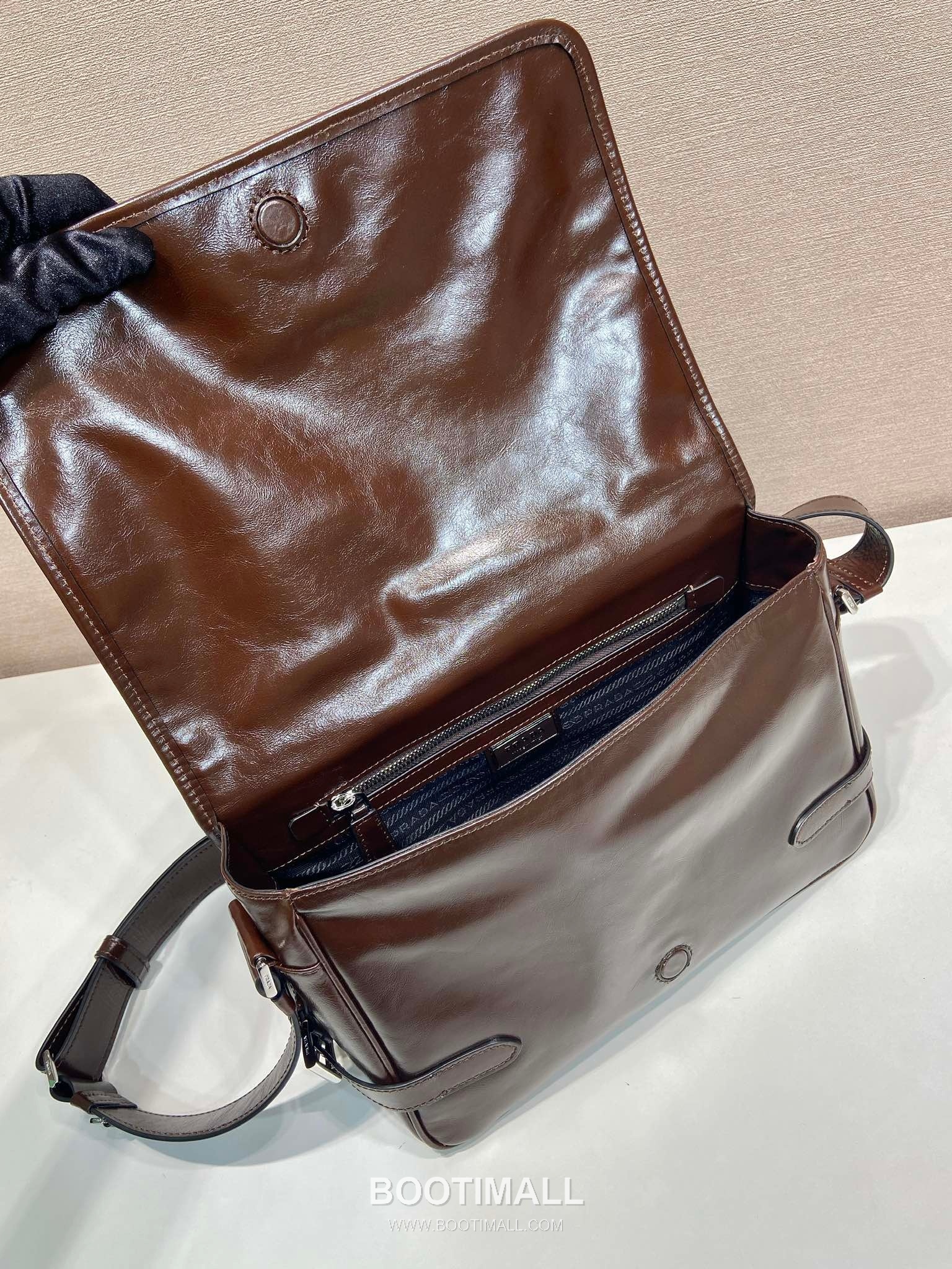 Prada Messenger Bag Waxed Leather Black 프라다 2VD073 메신저백 왁스 레더 블랙 30cm 8