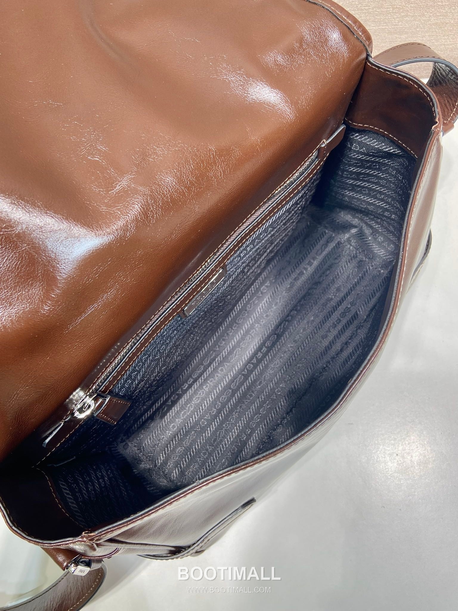 Prada Messenger Bag Waxed Leather Black 프라다 2VD073 메신저백 왁스 레더 블랙 30cm 9