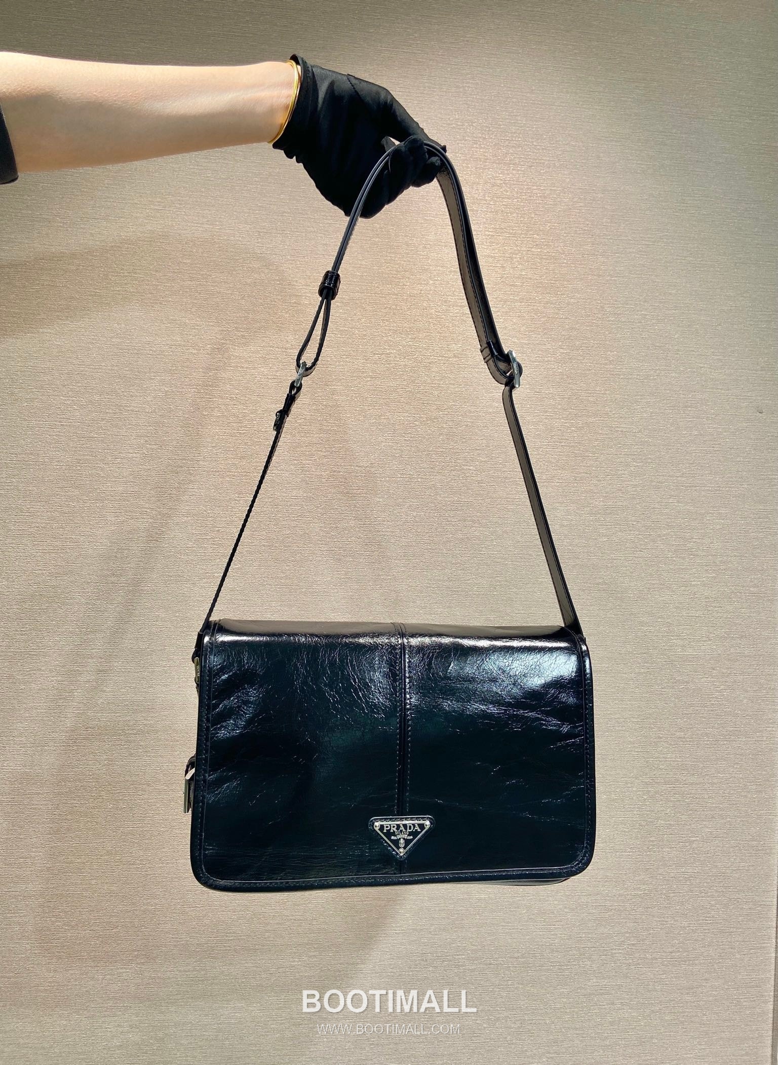 Prada Messenger Bag Waxed Leather Black 프라다 2VD073 메신저백 왁스 레더 블랙 30cm 3
