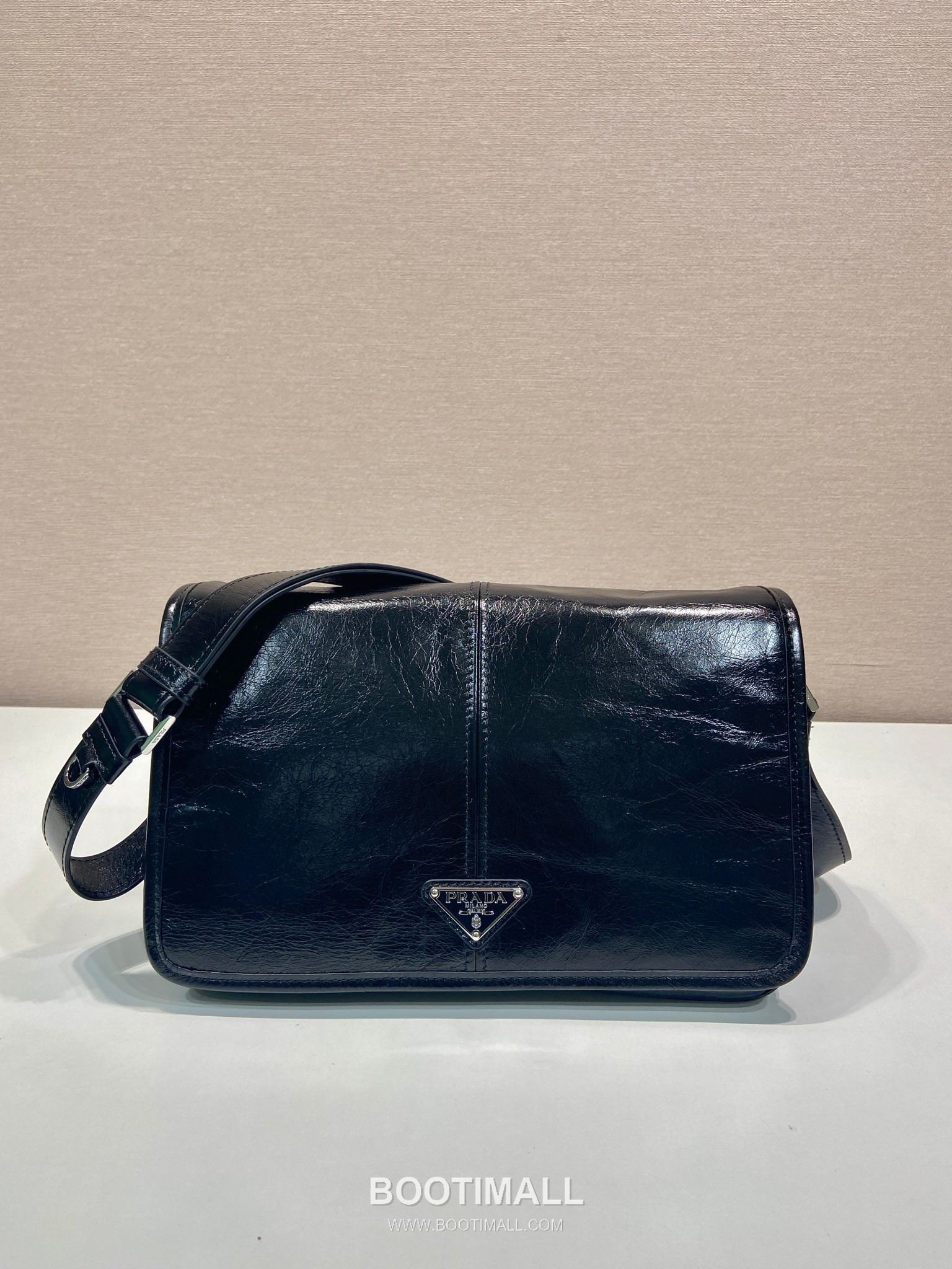 Prada Messenger Bag Waxed Leather Black 프라다 2VD073 메신저백 왁스 레더 블랙 30cm 4