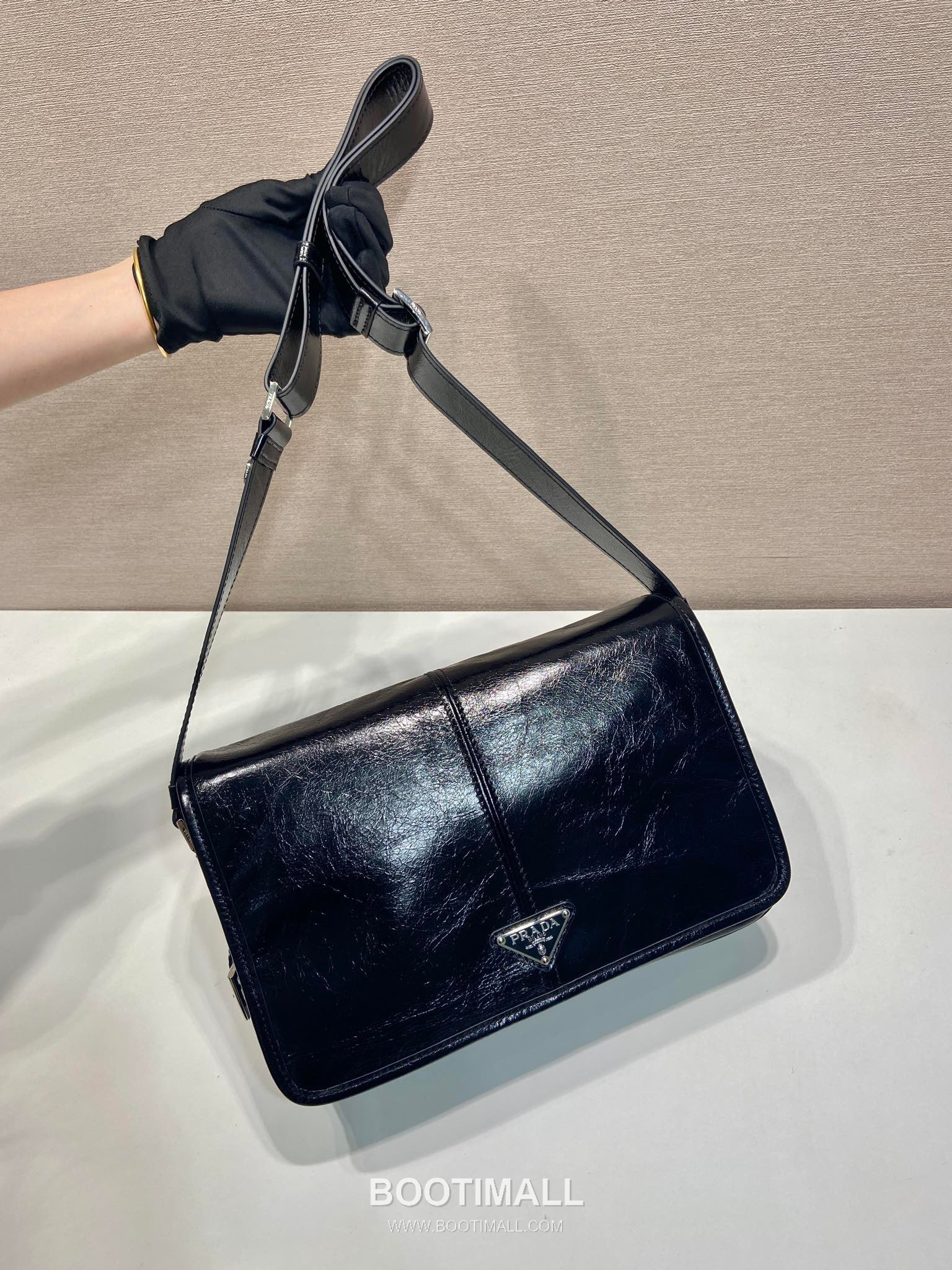 Prada Messenger Bag Waxed Leather Black 프라다 2VD073 메신저백 왁스 레더 블랙 30cm 5