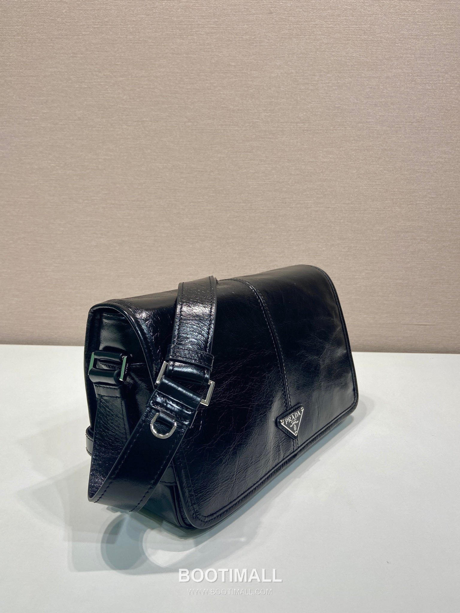 Prada Messenger Bag Waxed Leather Black 프라다 2VD073 메신저백 왁스 레더 블랙 30cm 6