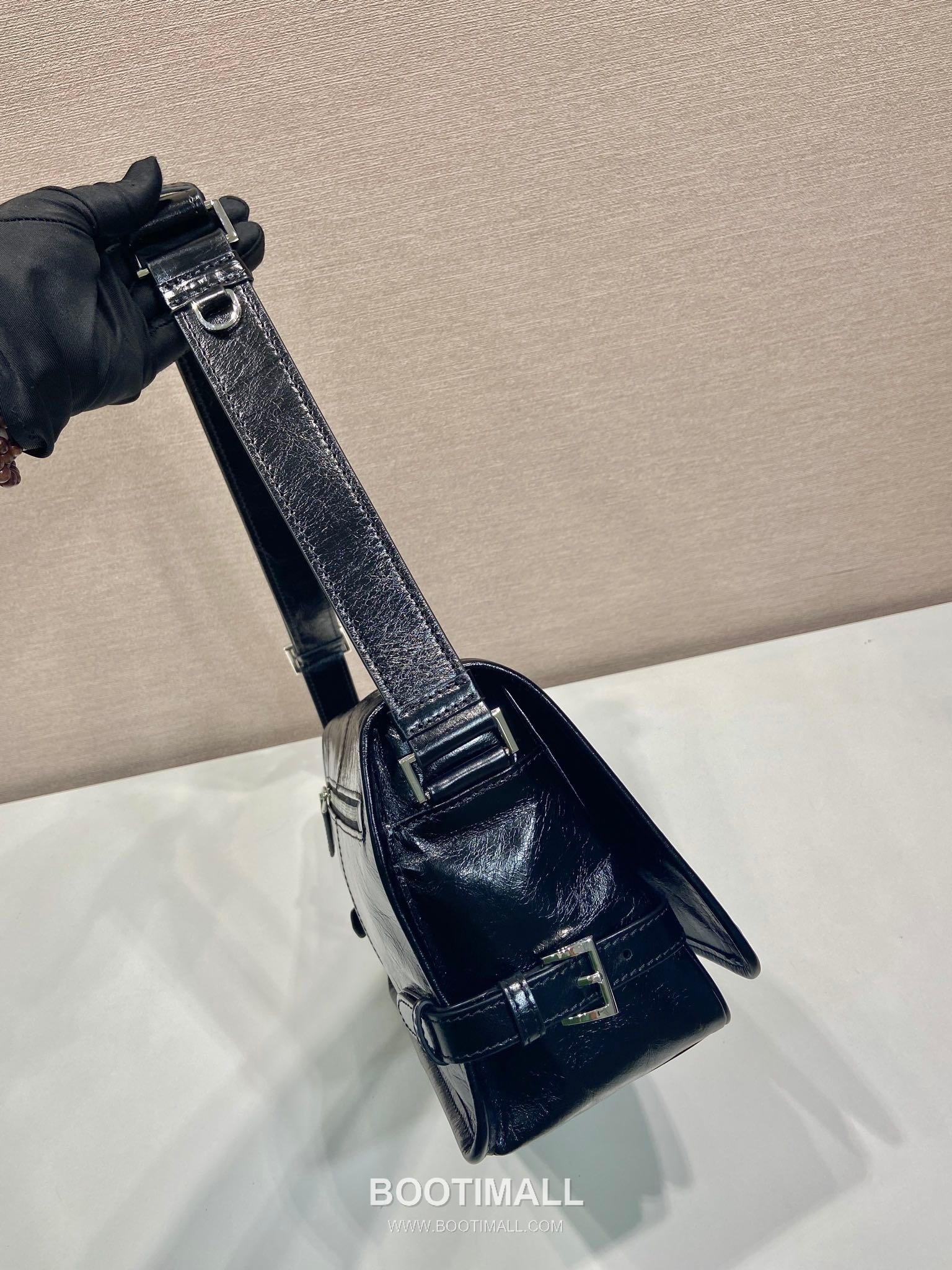 Prada Messenger Bag Waxed Leather Black 프라다 2VD073 메신저백 왁스 레더 블랙 30cm 9