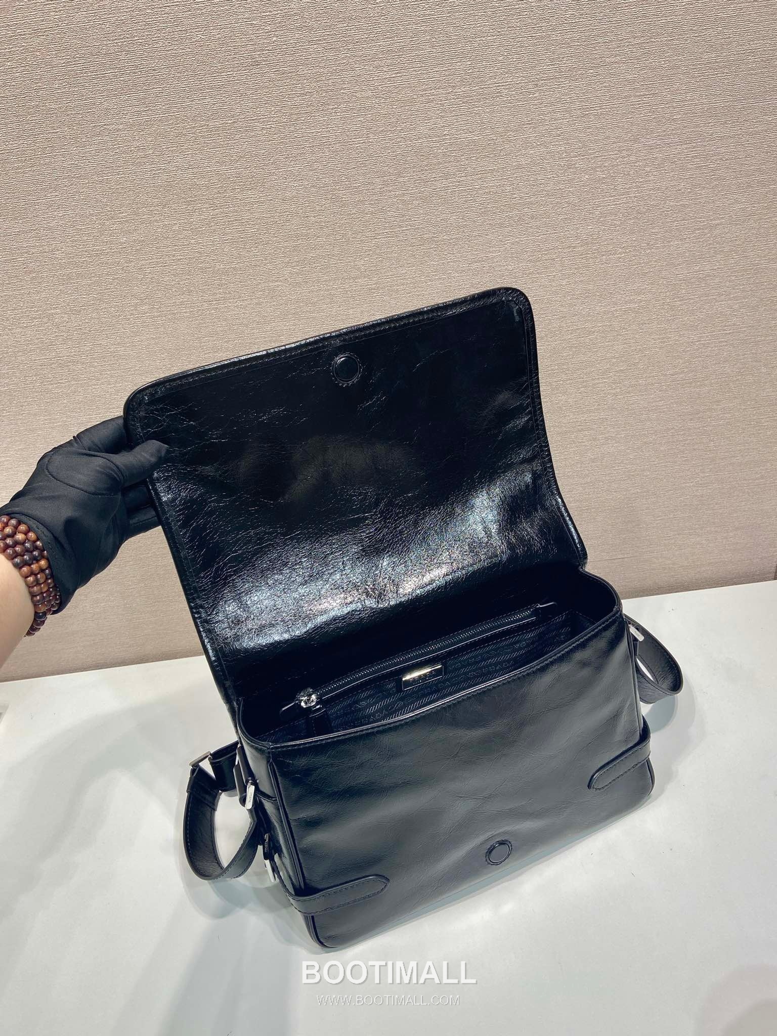 Prada Messenger Bag Waxed Leather Black 프라다 2VD073 메신저백 왁스 레더 블랙 30cm 10