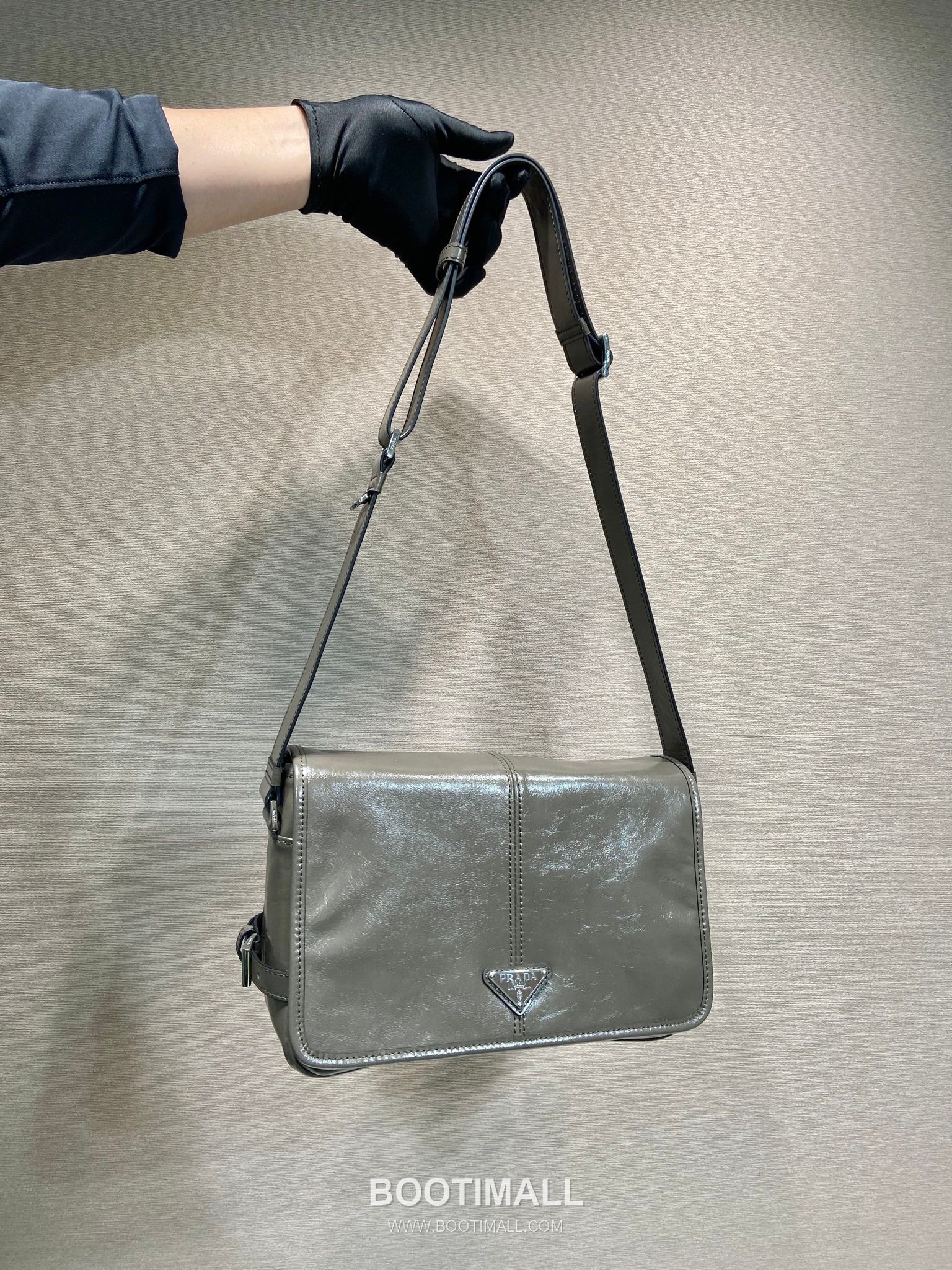 Prada Messenger Bag Waxed Leather Black 프라다 2VD073 메신저백 왁스 레더 블랙 30cm 2