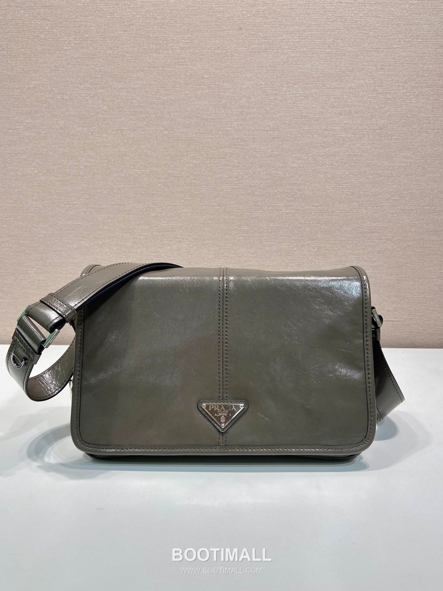 Prada Messenger Bag Waxed Leather Black 프라다 2VD073 메신저백 왁스 레더 블랙 30cm 3
