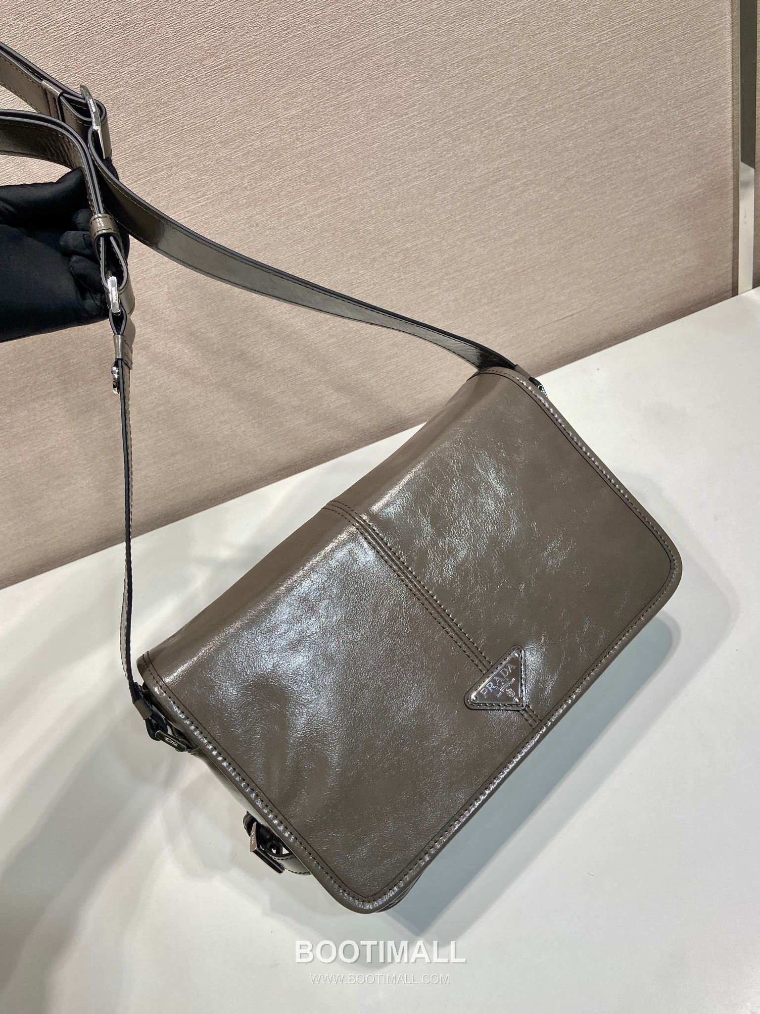 Prada Messenger Bag Waxed Leather Black 프라다 2VD073 메신저백 왁스 레더 블랙 30cm 4