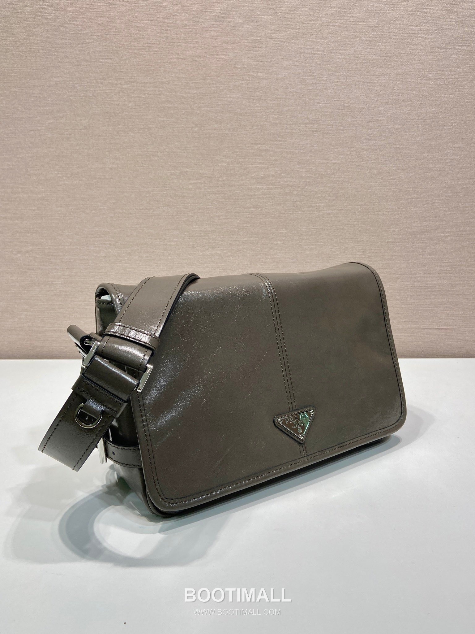 Prada Messenger Bag Waxed Leather Black 프라다 2VD073 메신저백 왁스 레더 블랙 30cm 5