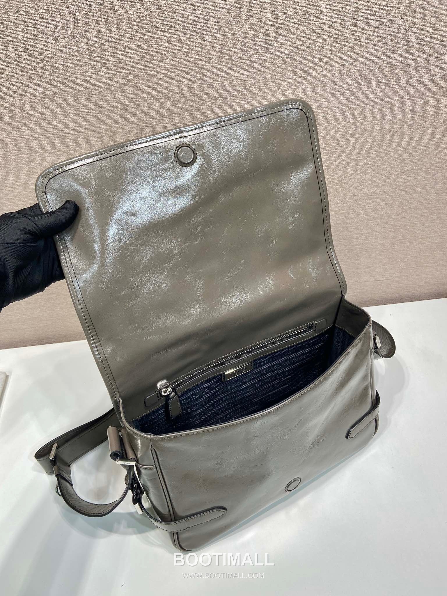 Prada Messenger Bag Waxed Leather Black 프라다 2VD073 메신저백 왁스 레더 블랙 30cm 9
