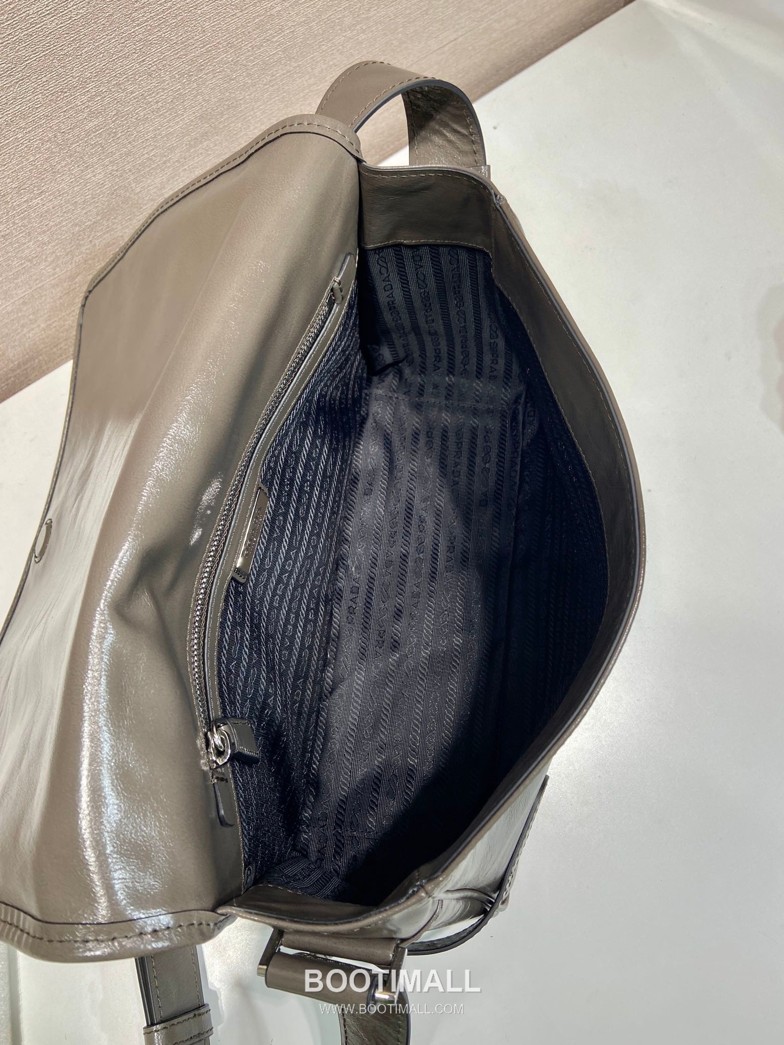 Prada Messenger Bag Waxed Leather Black 프라다 2VD073 메신저백 왁스 레더 블랙 30cm 10